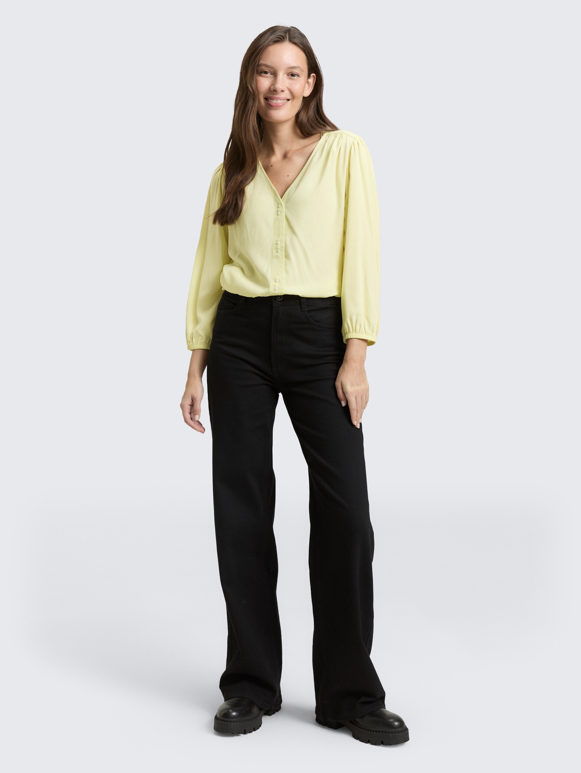 Bluse aus Viskose - soft lemon - Model-Vorderansicht