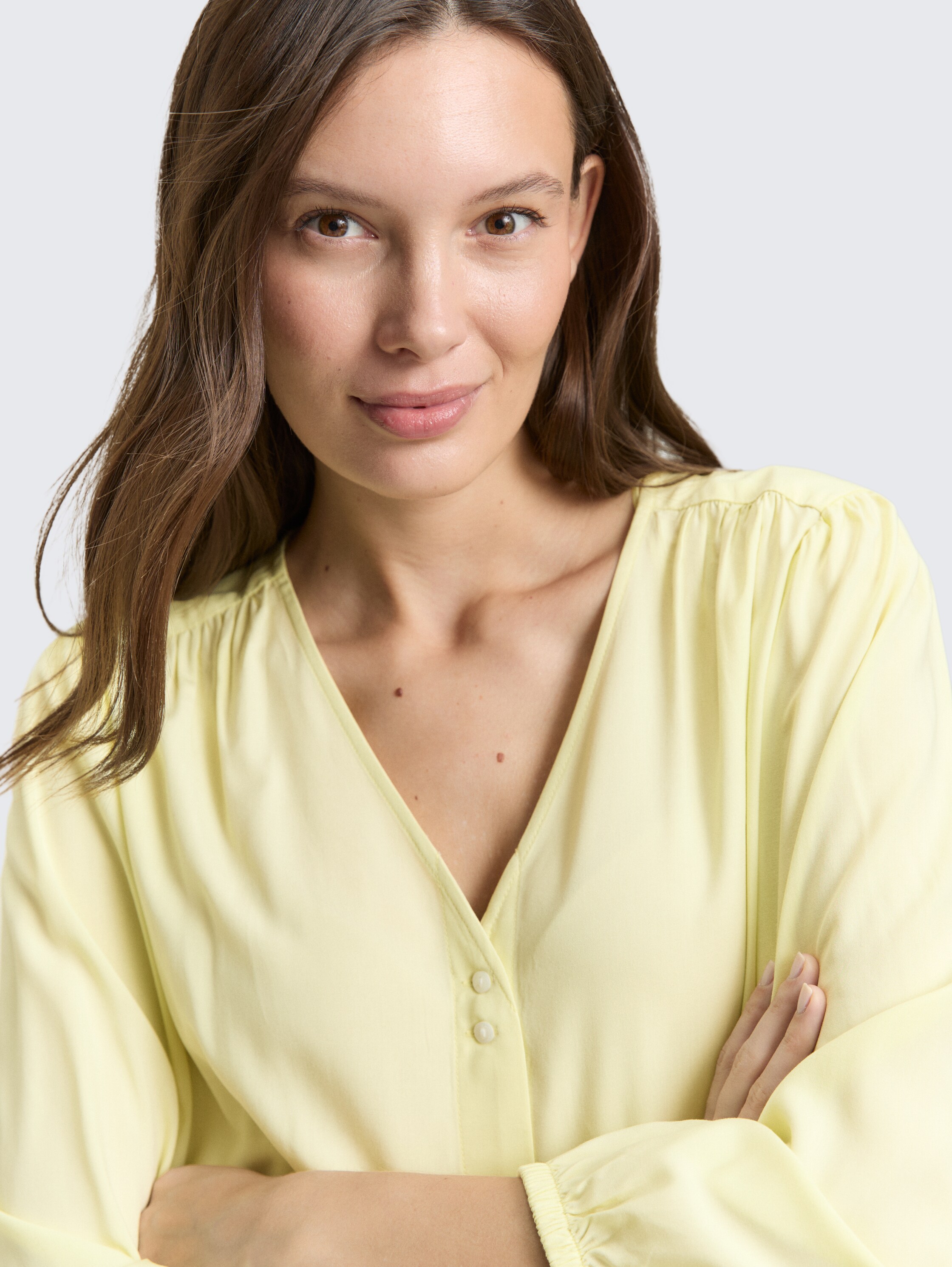 Bluse aus Viskose - soft lemon - Detail-Model-Ansicht