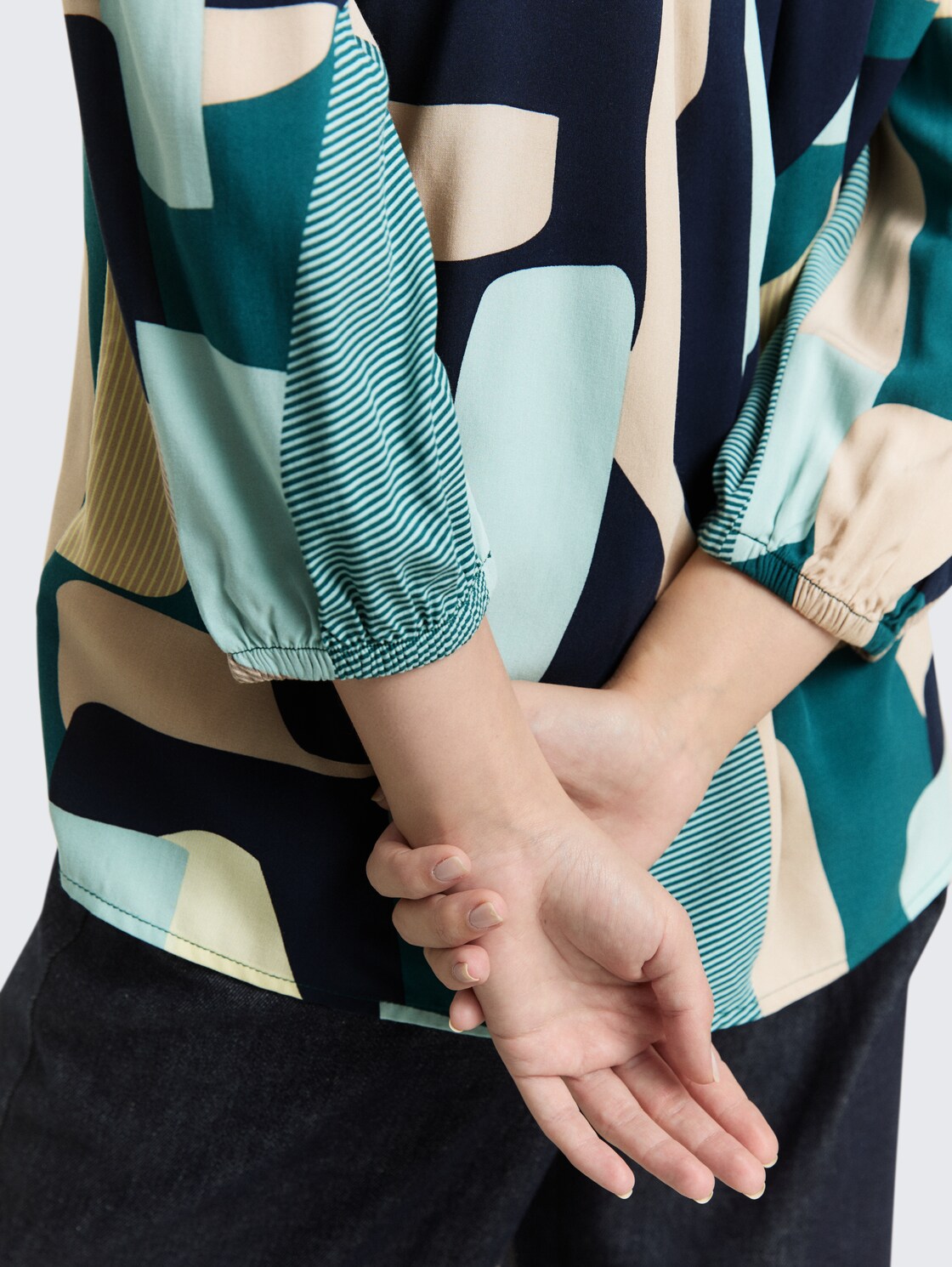 Bluse aus Viskose - abstract stripe print - Detail-Model-Ansicht