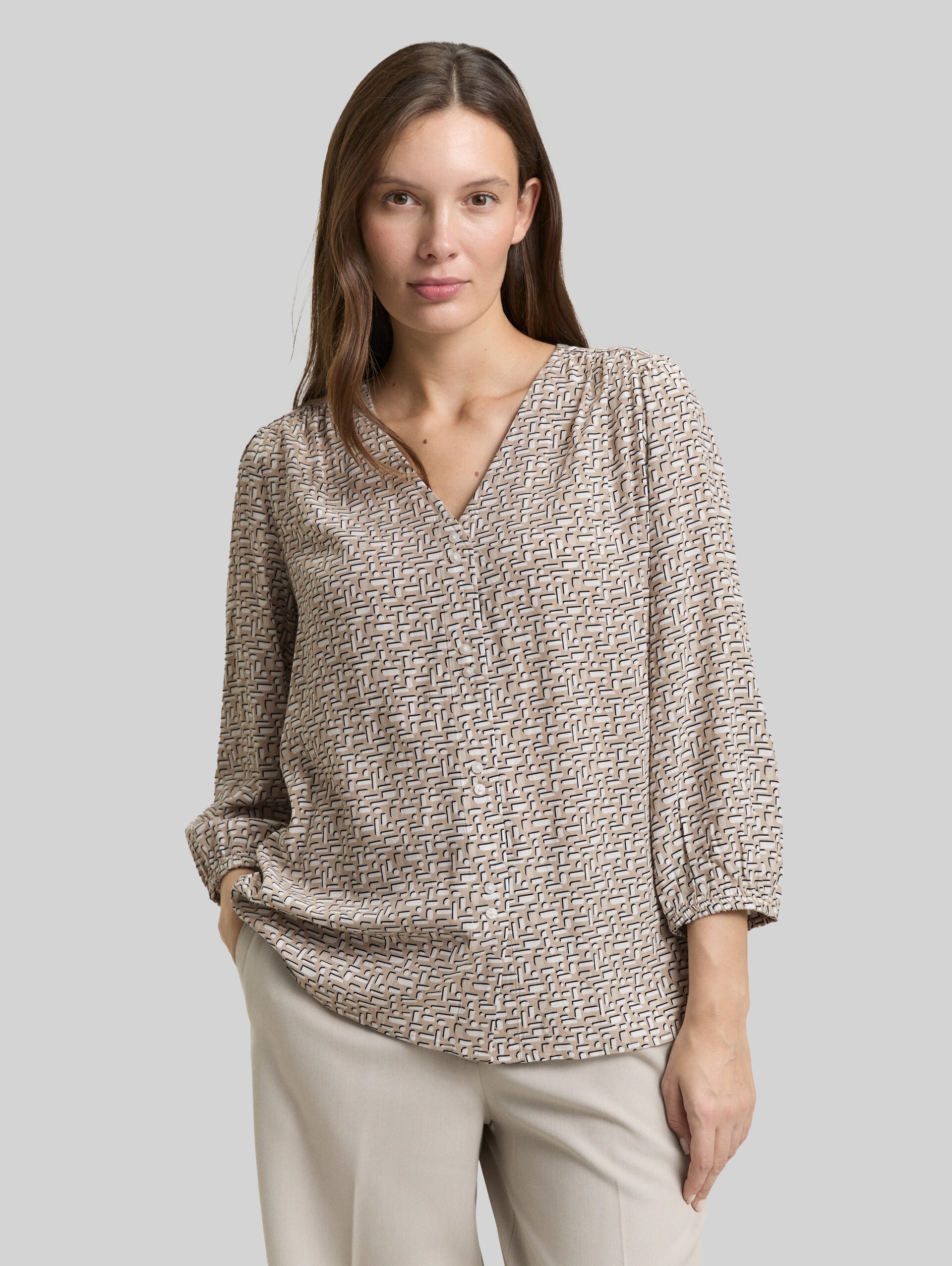 Viscose blouse - soft taupe geometric minimal - Neckline model front view