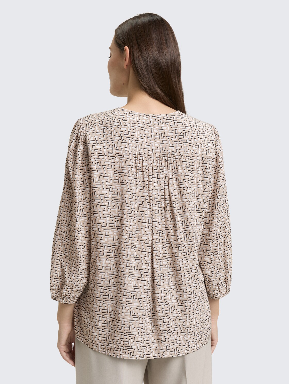 Bluse aus Viskose - soft taupe geometric minimal - Auschnitt Model-Rückansicht