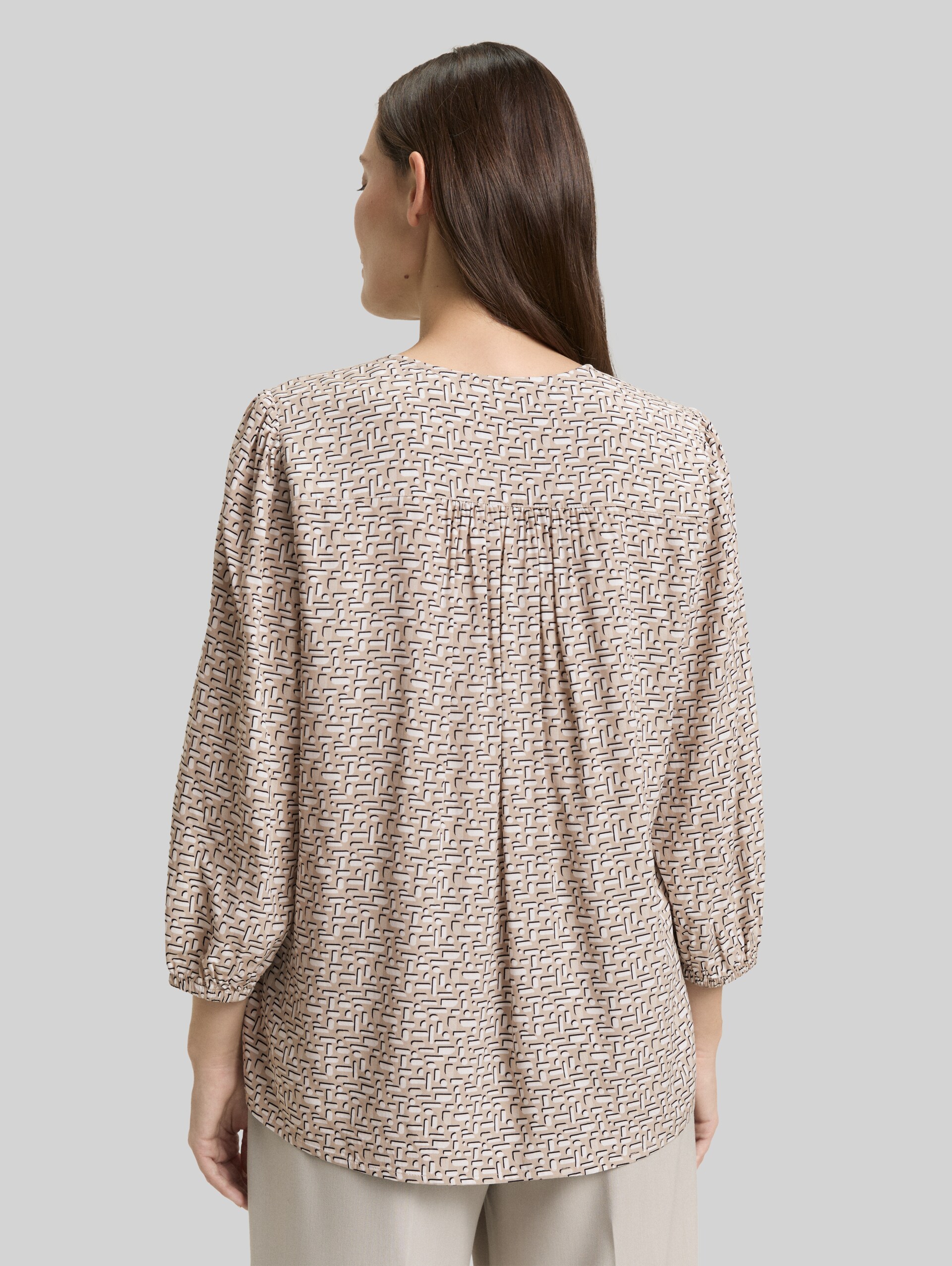 Viscose blouse - soft taupe geometric minimal - Neckline model-back view