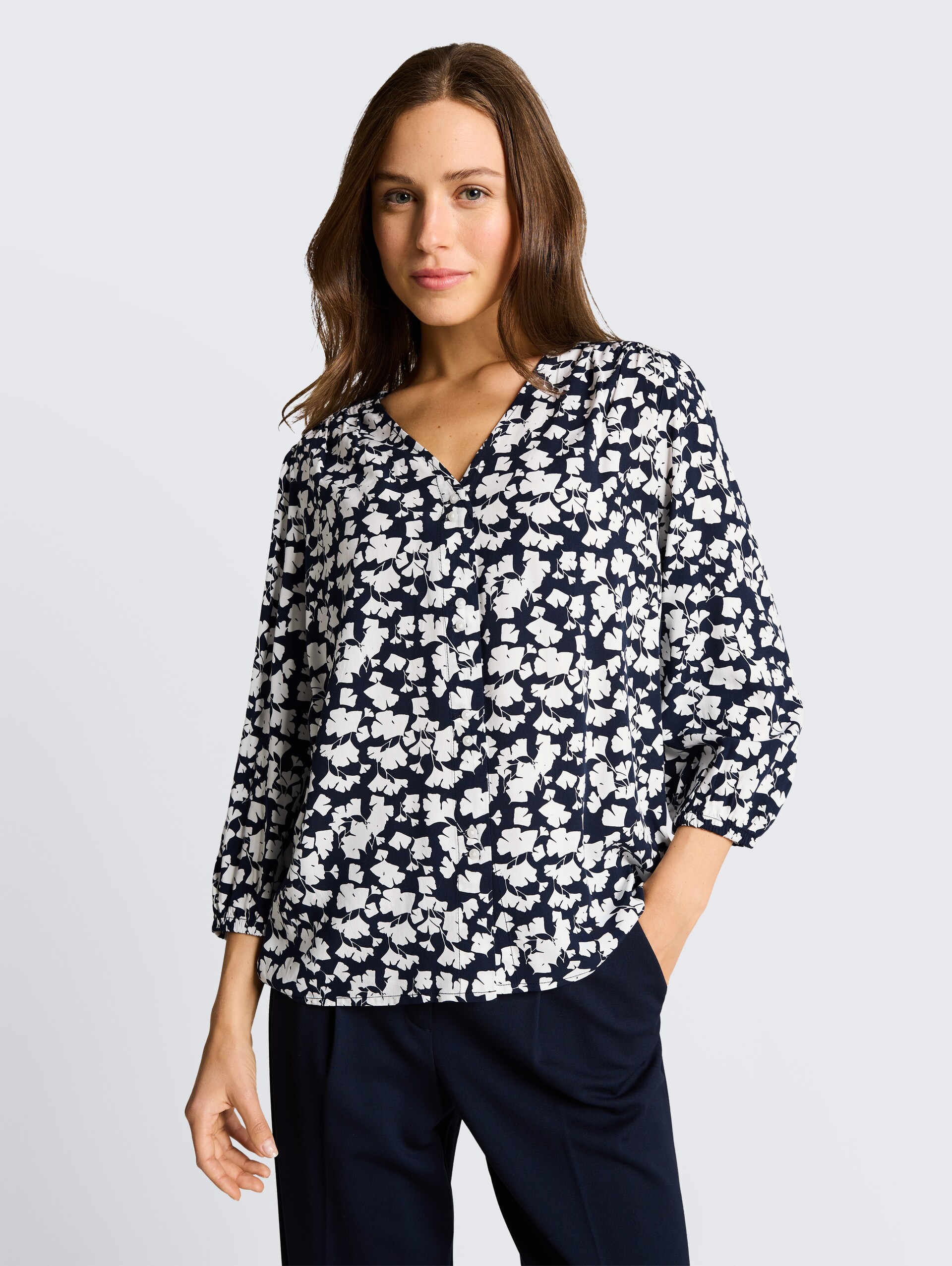 Bluse aus Viskose - blue ginkgo minimal - Ausschnitt Model-Vorderansicht