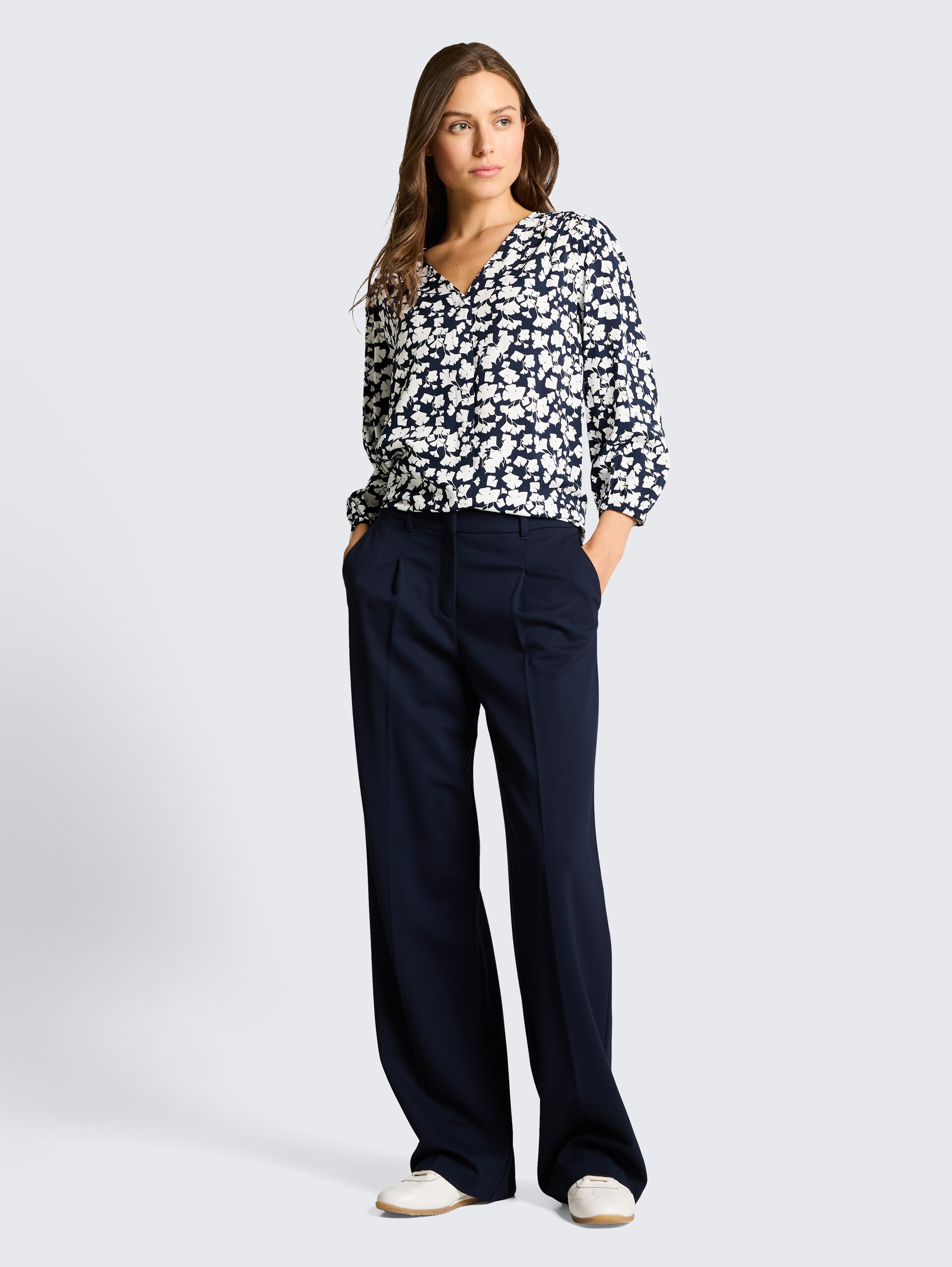 Bluse aus Viskose - blue ginkgo minimal - Model-Vorderansicht