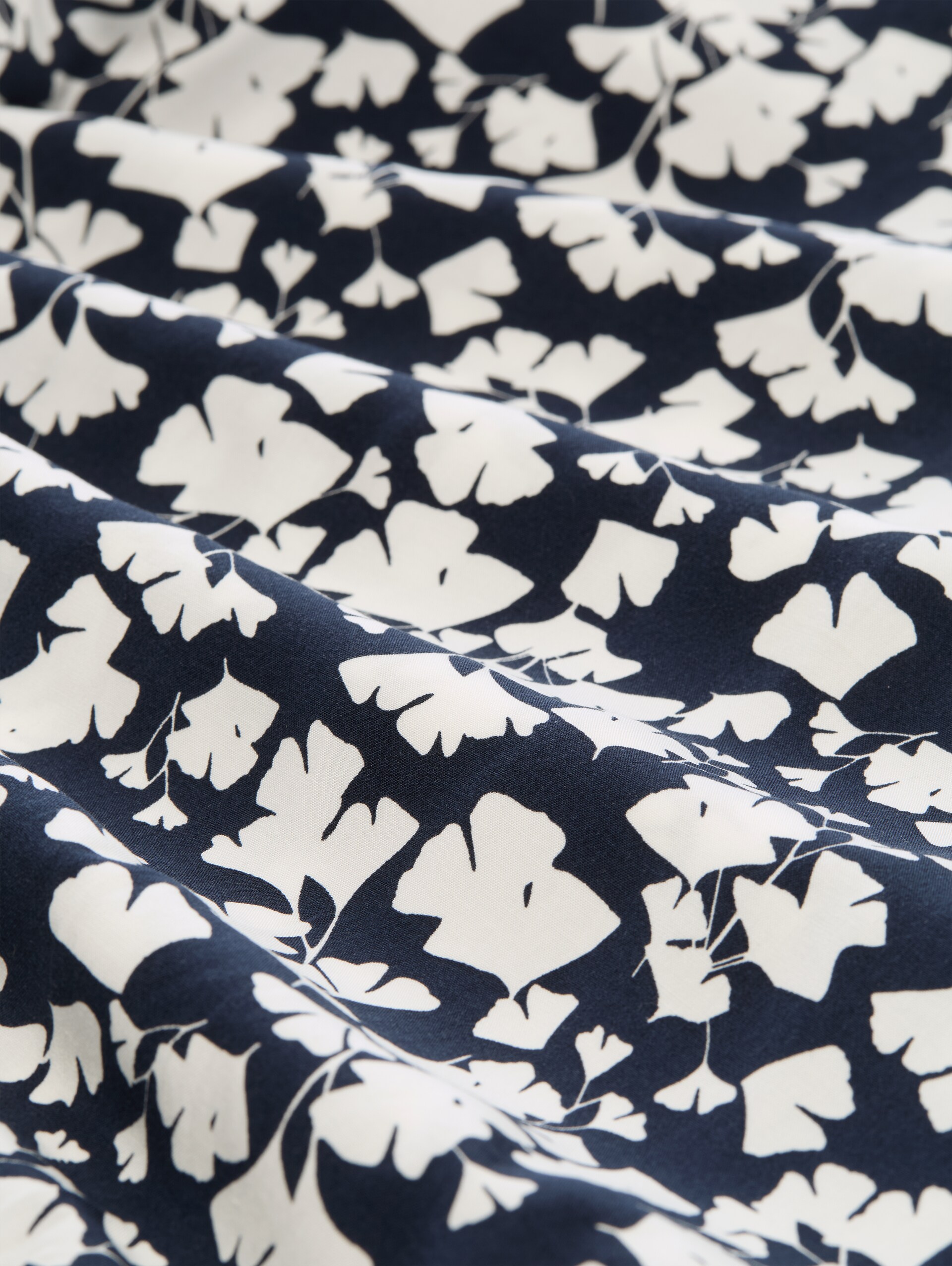 Bluse aus Viskose - blue ginkgo minimal - Material-Ansicht