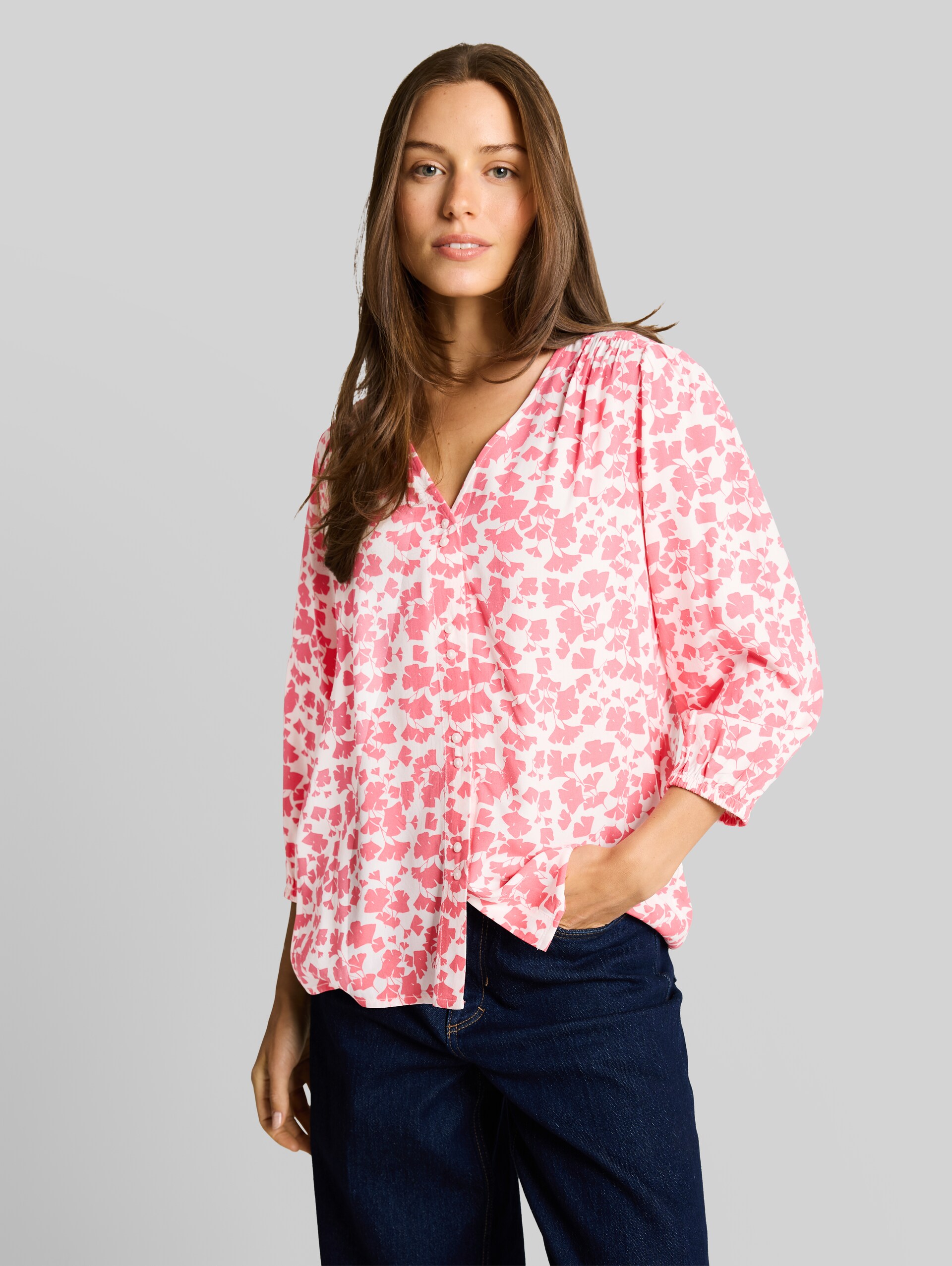Viscose blouse - coral pink ginkgo minimal - Neckline model front view