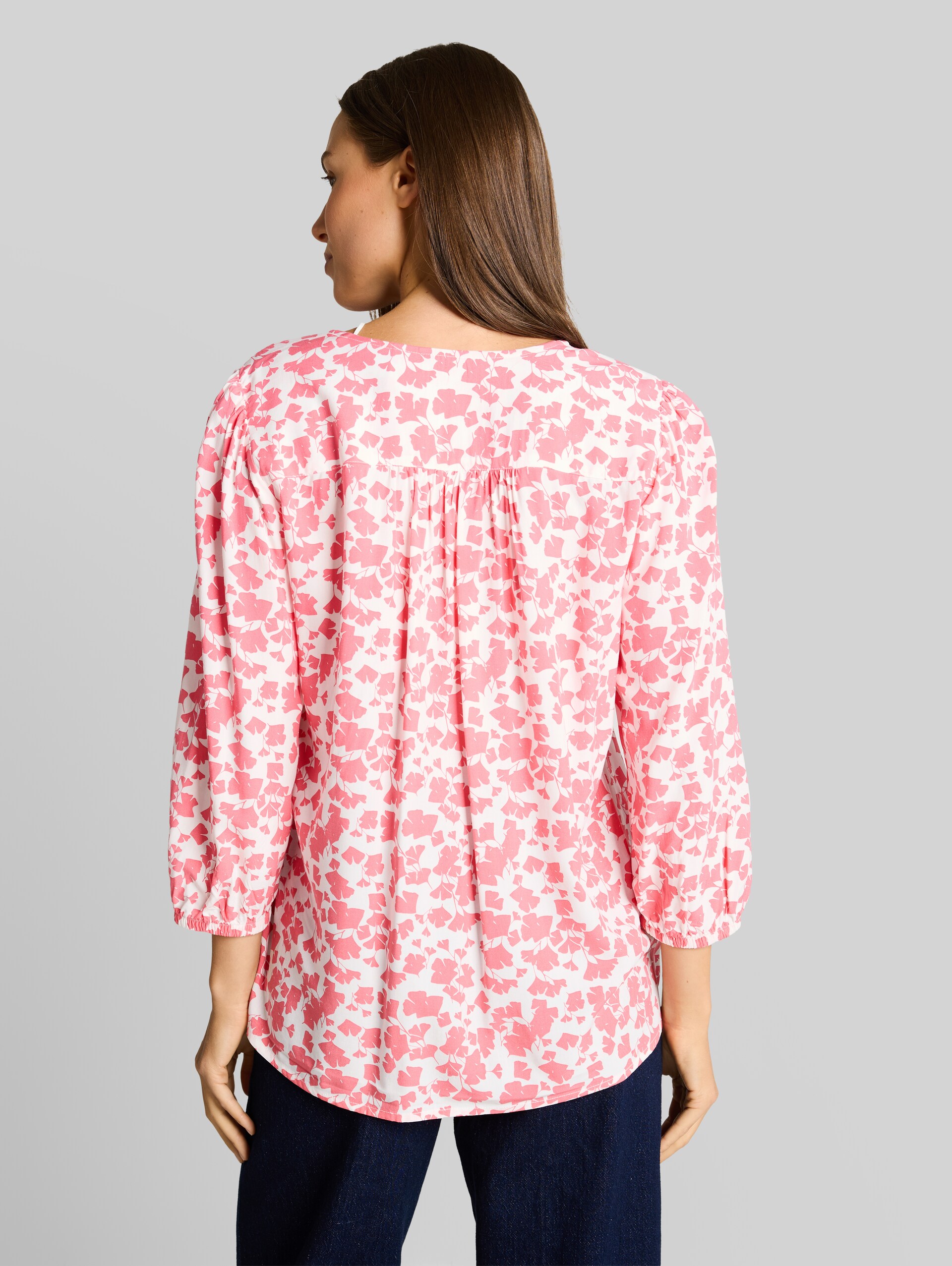 Viscose blouse - coral pink ginkgo minimal - Neckline model-back view