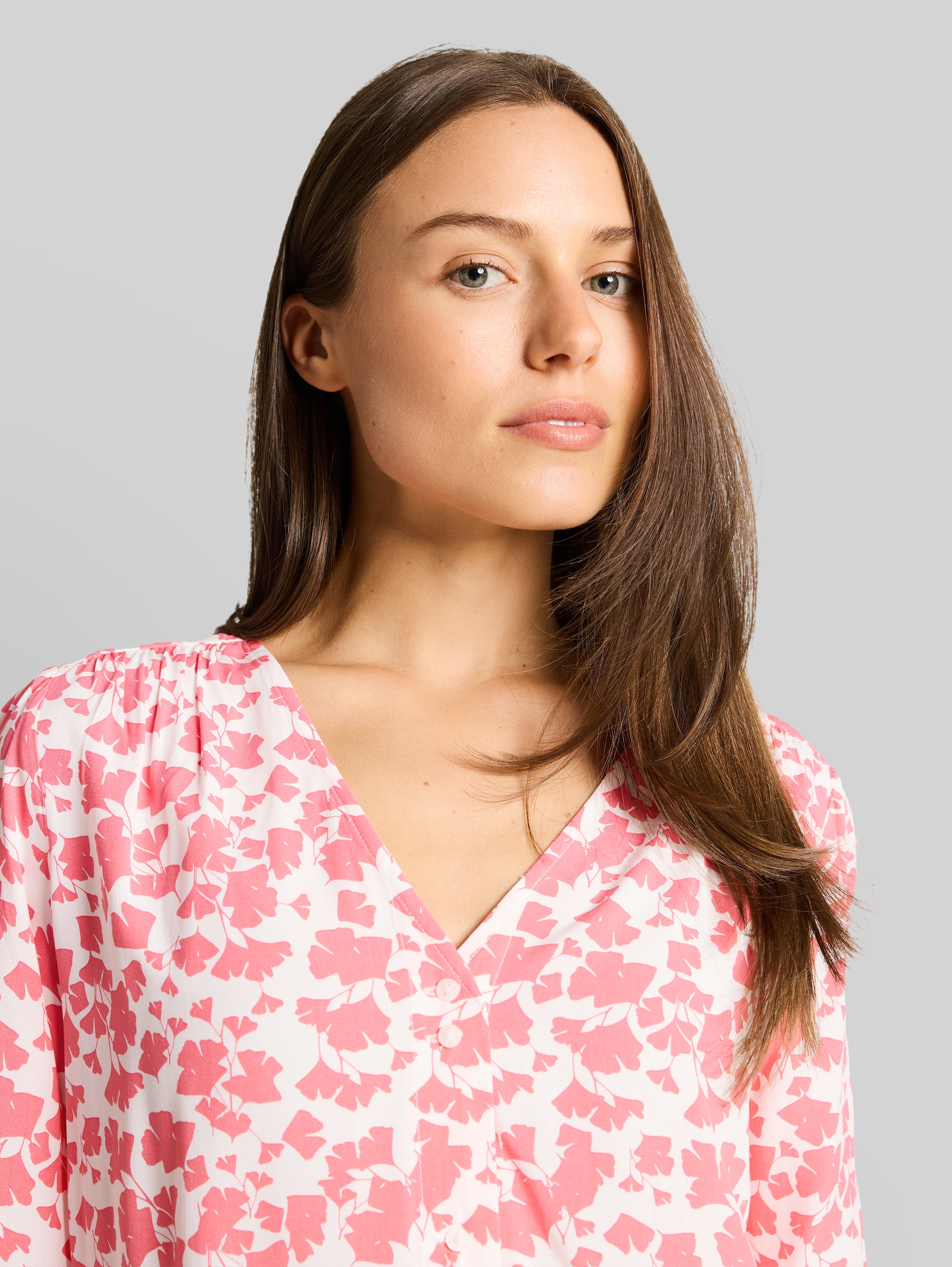 Viscose blouse - coral pink ginkgo minimal - Detail model view