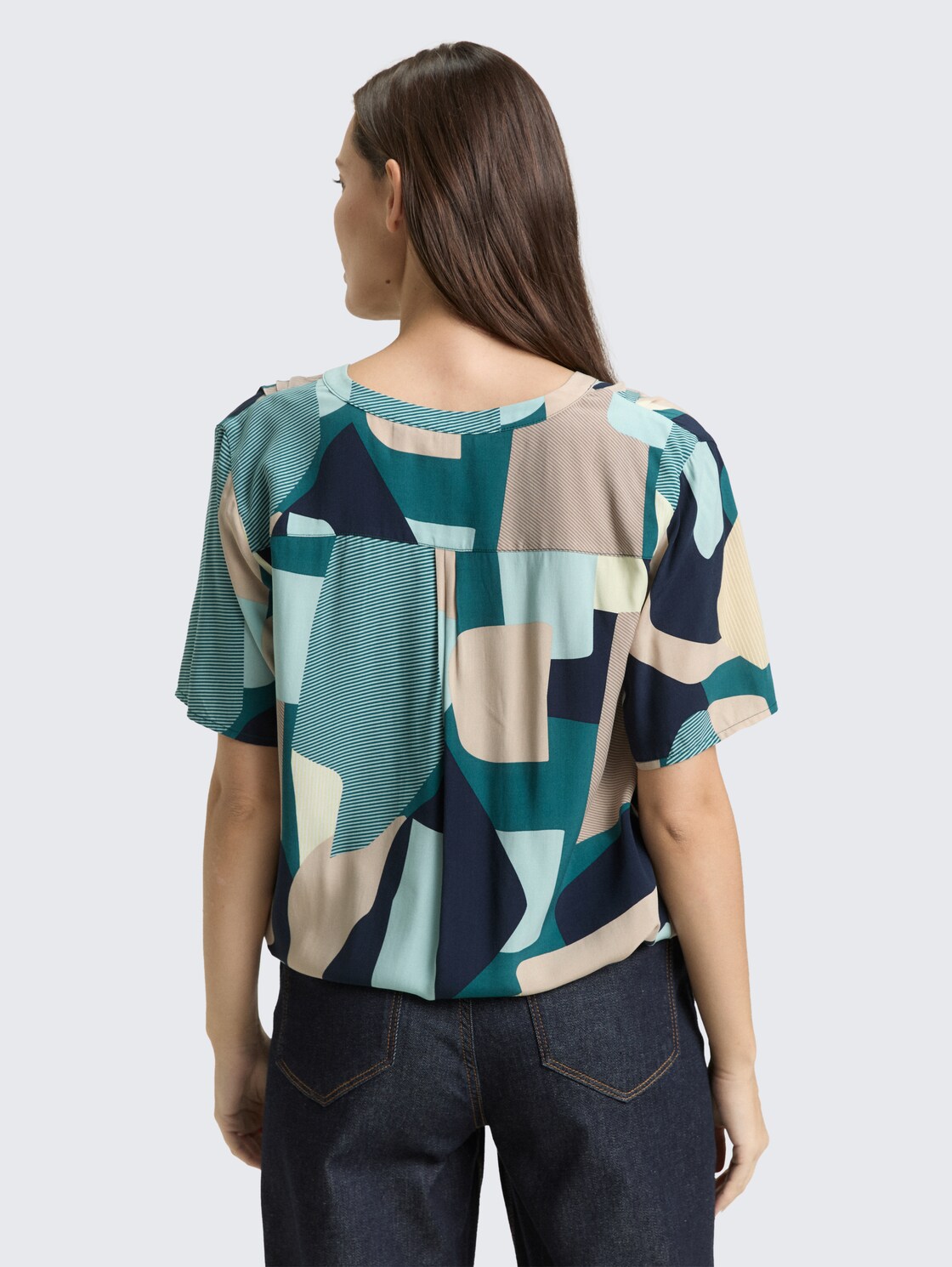 Bluse mit Muster - abstract stripe print - Auschnitt Model-Rückansicht