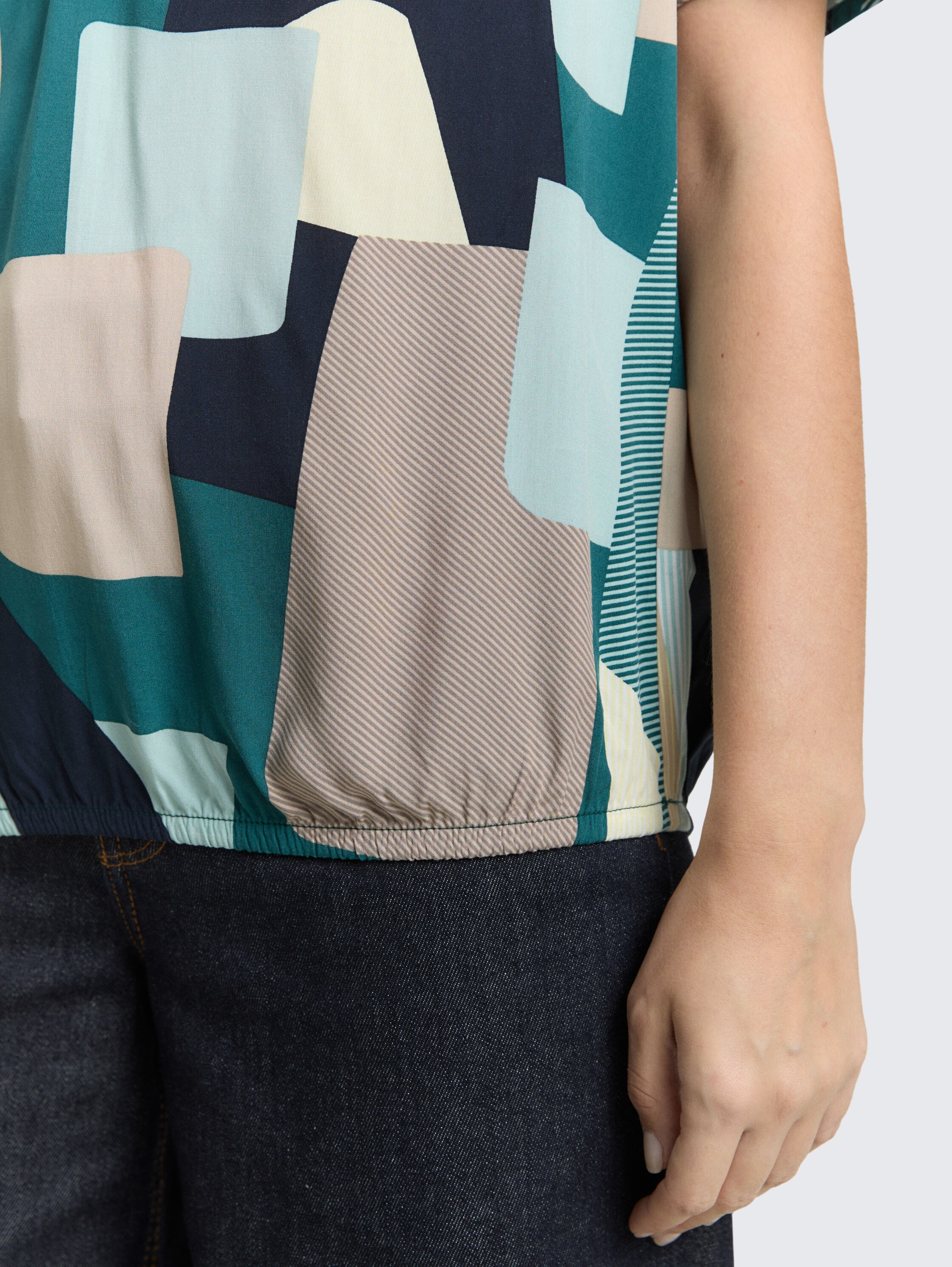 Bluse mit Muster - abstract stripe print - Detail-Model-Ansicht