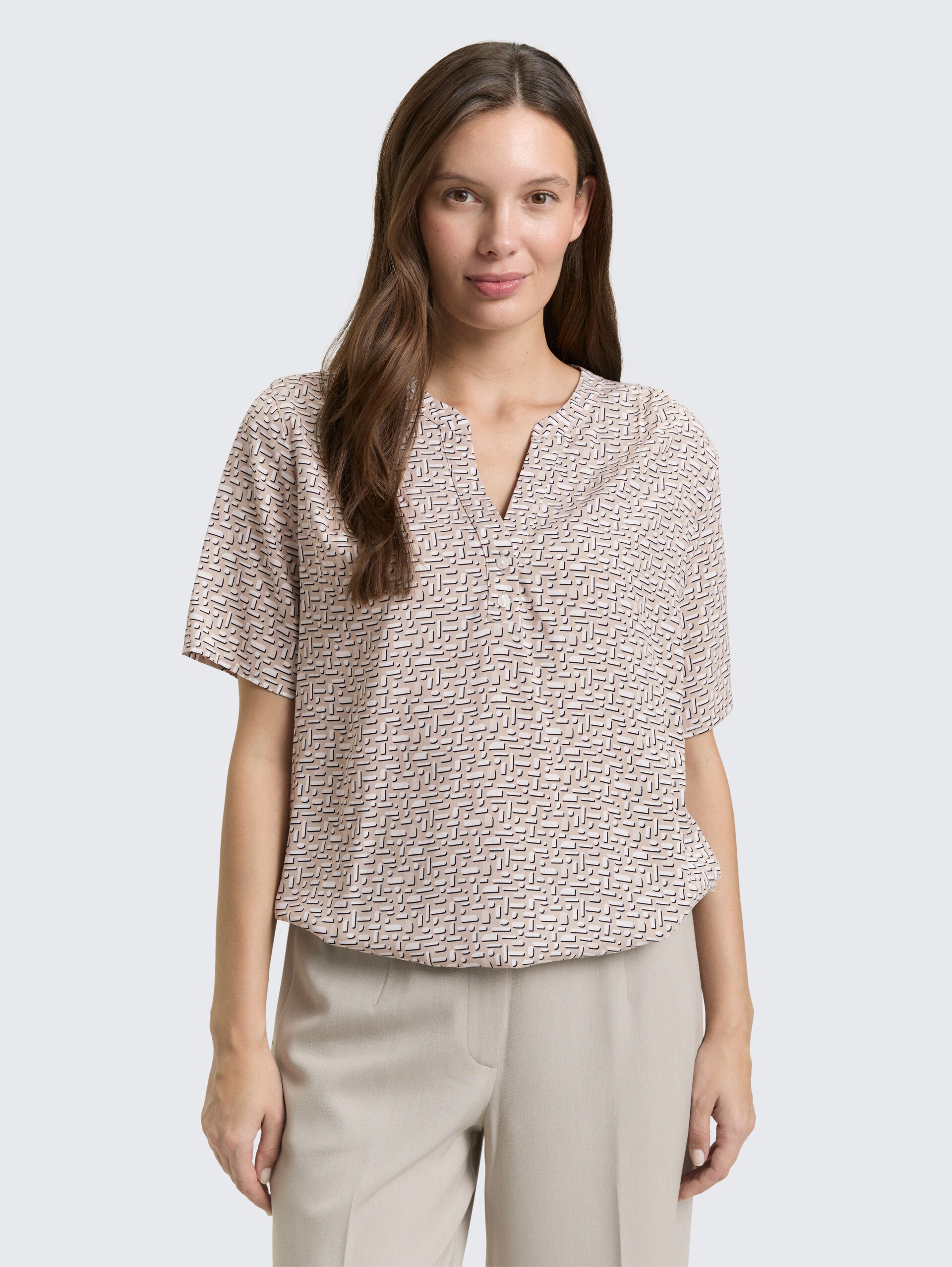 Bluse mit Muster - soft taupe geometric minimal - Ausschnitt Model-Vorderansicht
