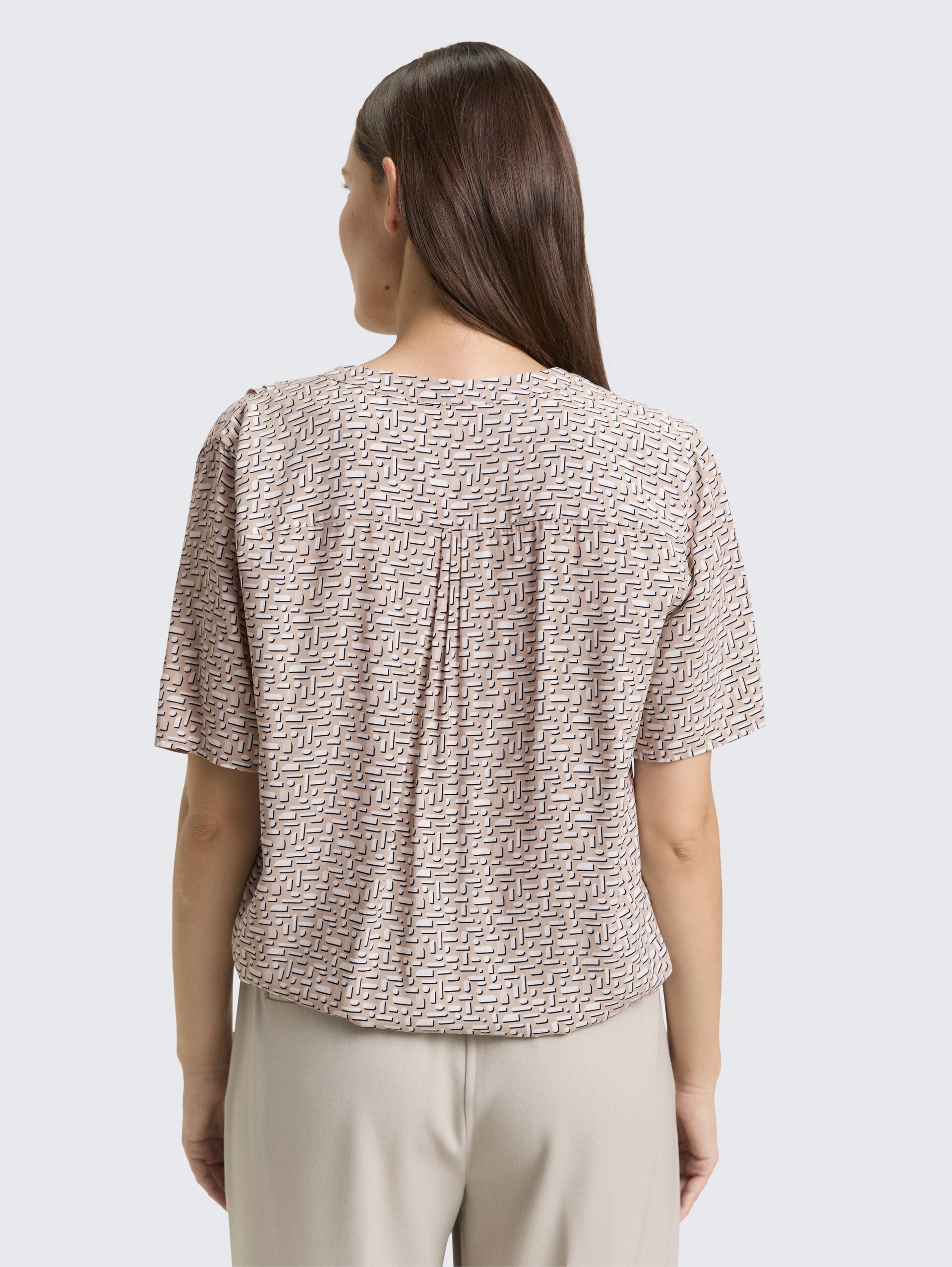 Bluse mit Muster - soft taupe geometric minimal - Auschnitt Model-Rückansicht