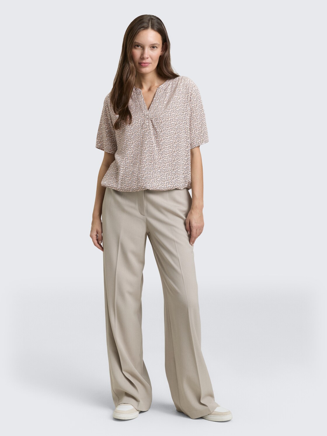 Bluse mit Muster - soft taupe geometric minimal - Model-Vorderansicht