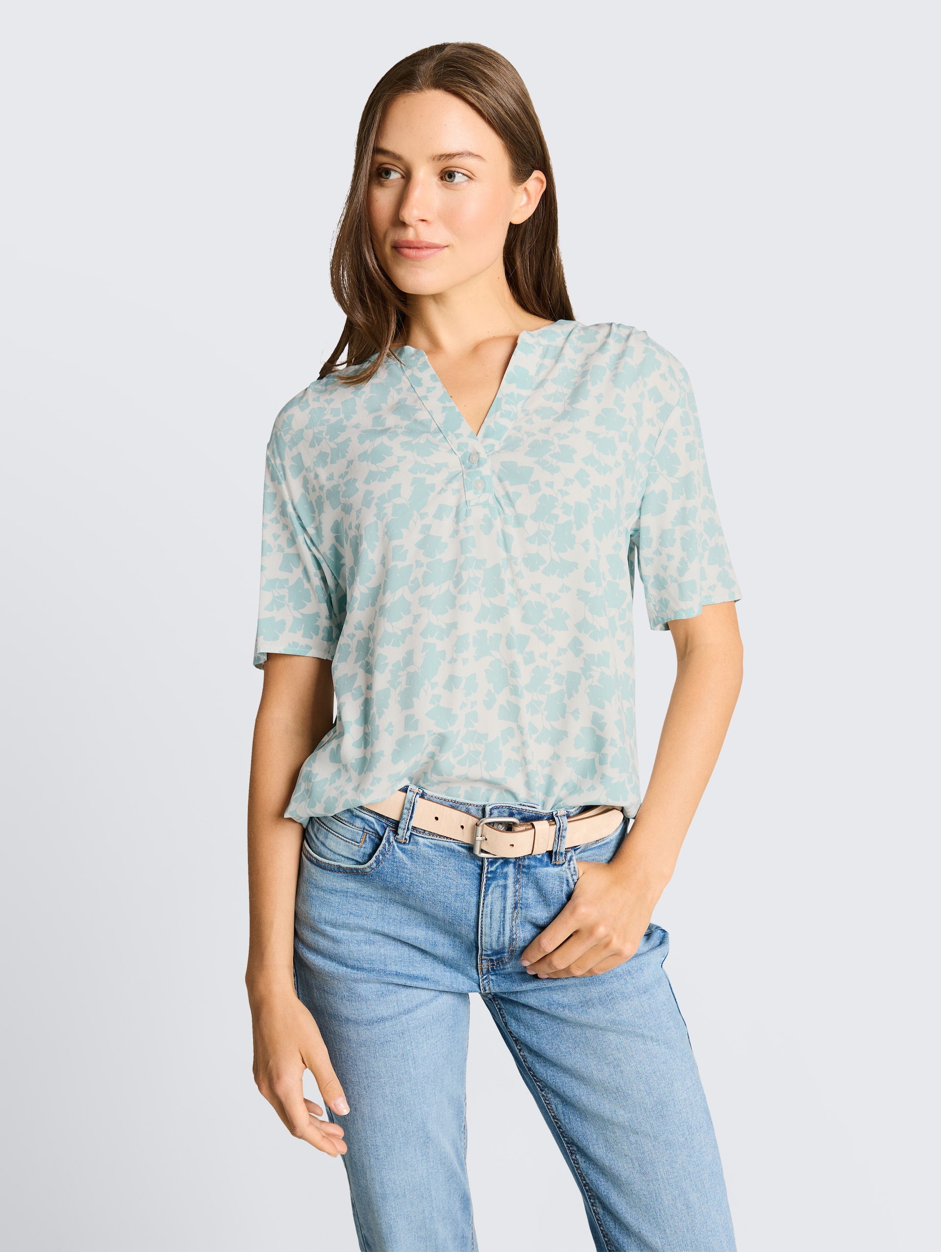 Blouse met patroon - green ginkgo minimal - Nek model vooraanzicht