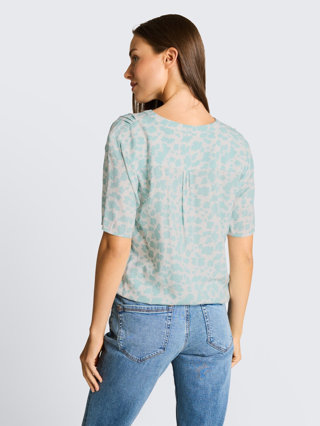 Bluse mit Muster - green ginkgo minimal - Auschnitt Model-Rückansicht