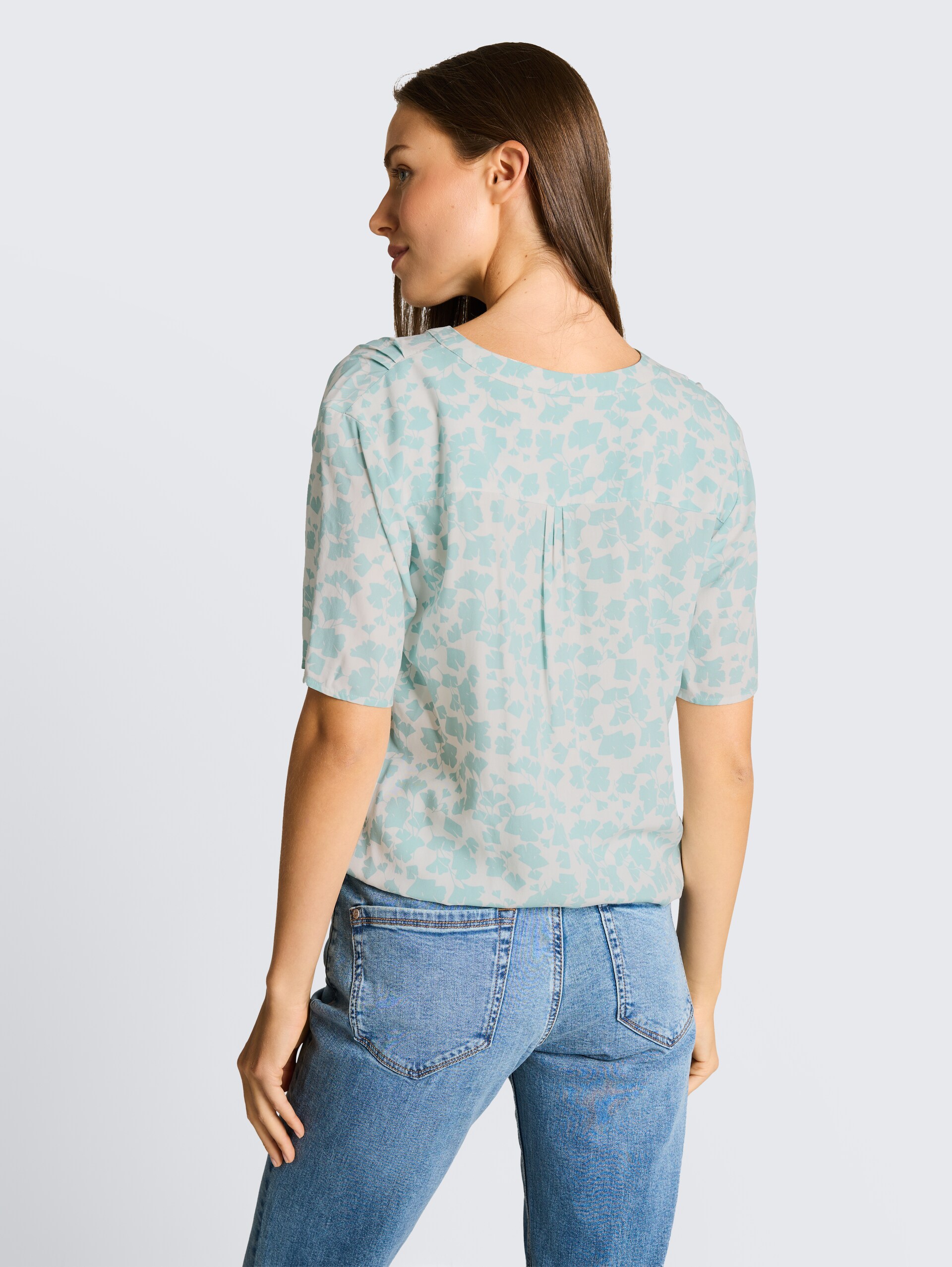 Blouse met patroon - green ginkgo minimal - Neklijn model-achteraanzicht