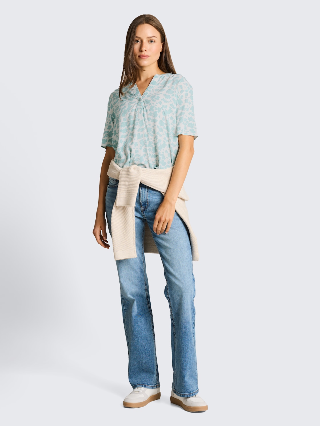 Bluse mit Muster - green ginkgo minimal - Model-Vorderansicht