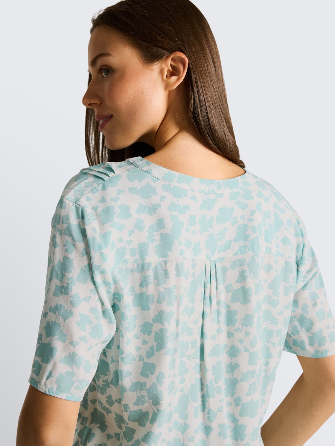 Bluse mit Muster - green ginkgo minimal - Detail-Model-Ansicht