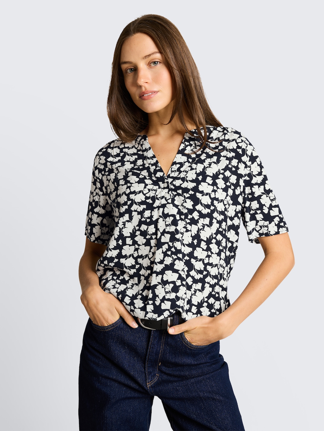 Bluse mit Muster - blue ginkgo minimal - Ausschnitt Model-Vorderansicht