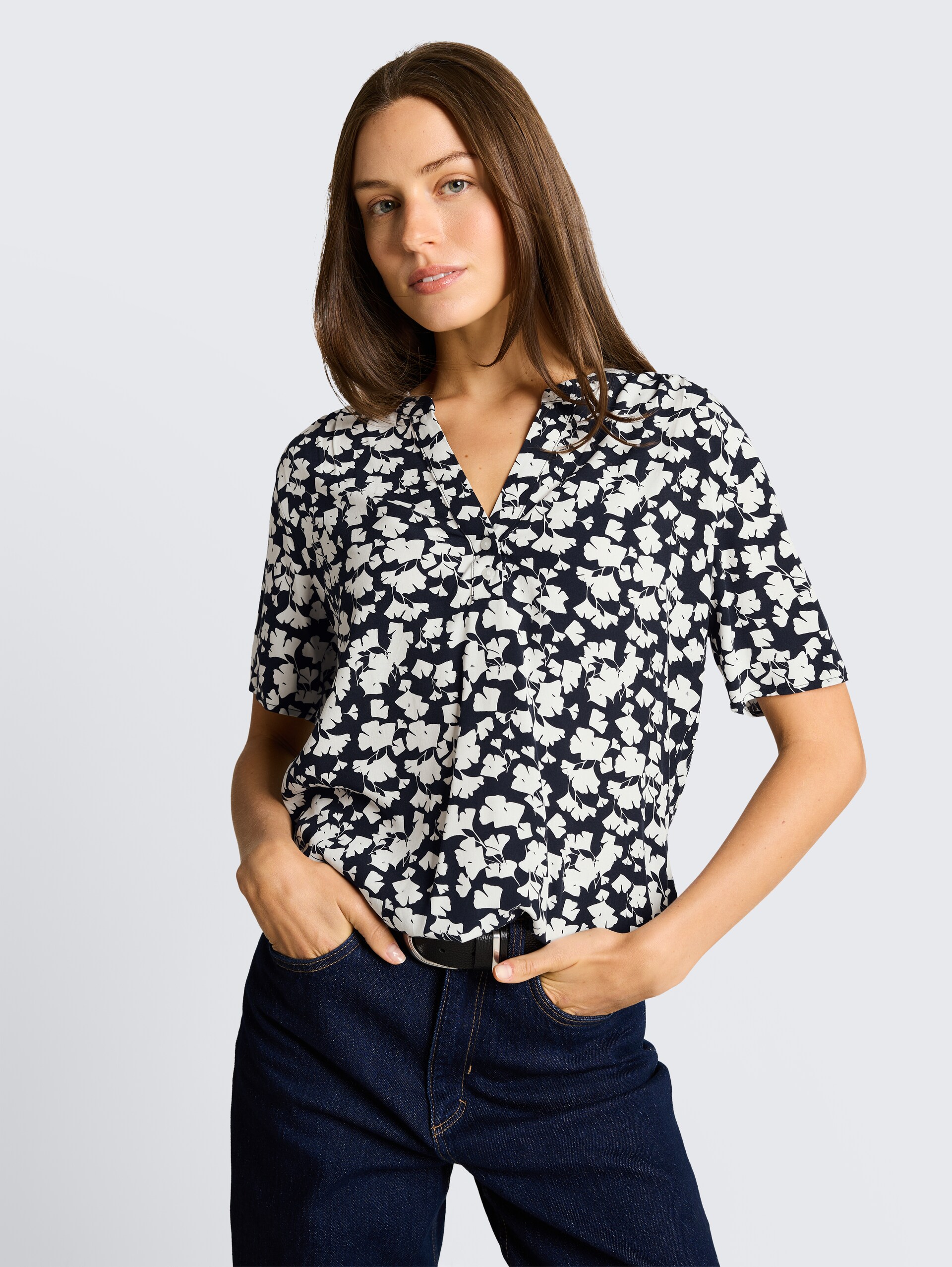 Bluse mit Muster - blue ginkgo minimal - Ausschnitt Model-Vorderansicht