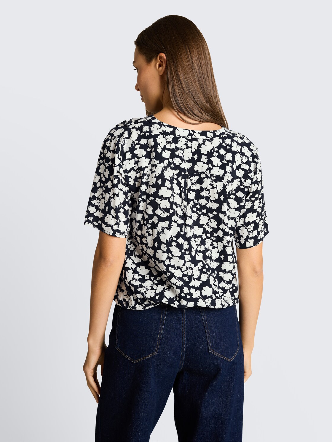 Bluse mit Muster - blue ginkgo minimal - Auschnitt Model-Rückansicht