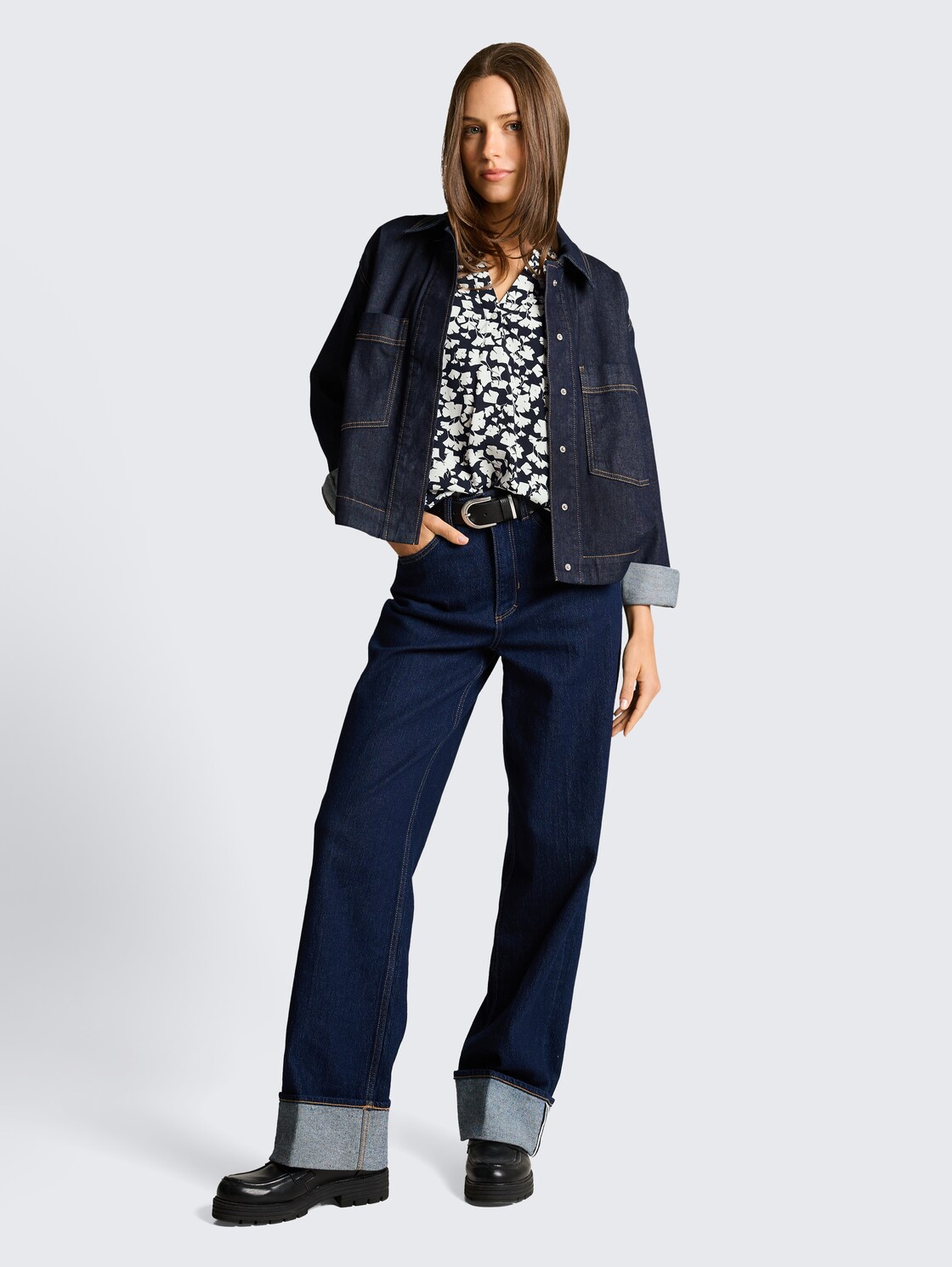 Bluse mit Muster - blue ginkgo minimal - Model-Vorderansicht