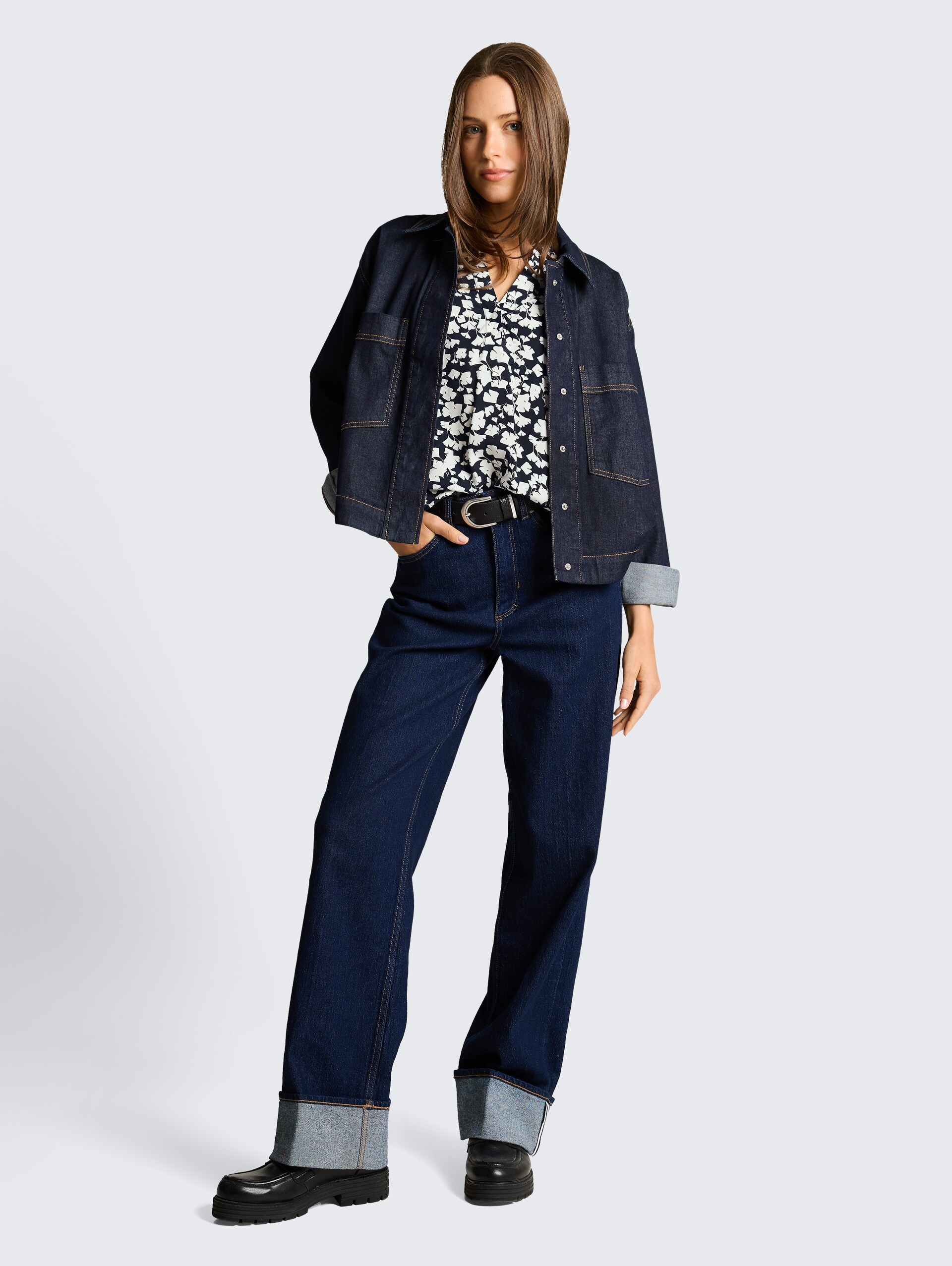 Bluse mit Muster - blue ginkgo minimal - Model-Vorderansicht
