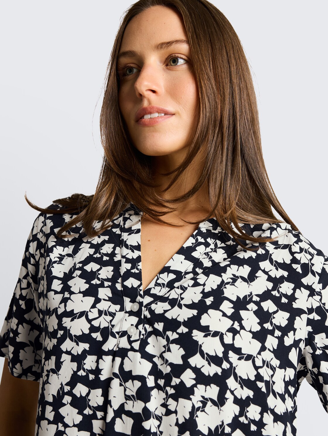 Bluse mit Muster - blue ginkgo minimal - Detail-Model-Ansicht