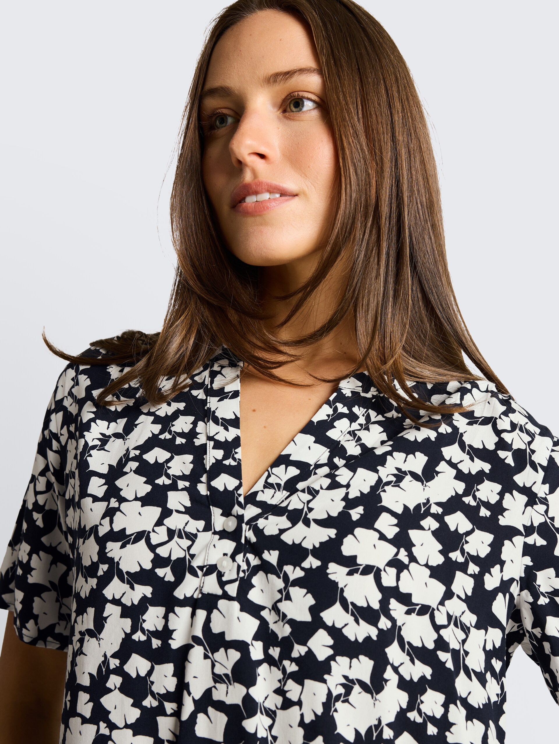 Bluse mit Muster - blue ginkgo minimal - Detail-Model-Ansicht