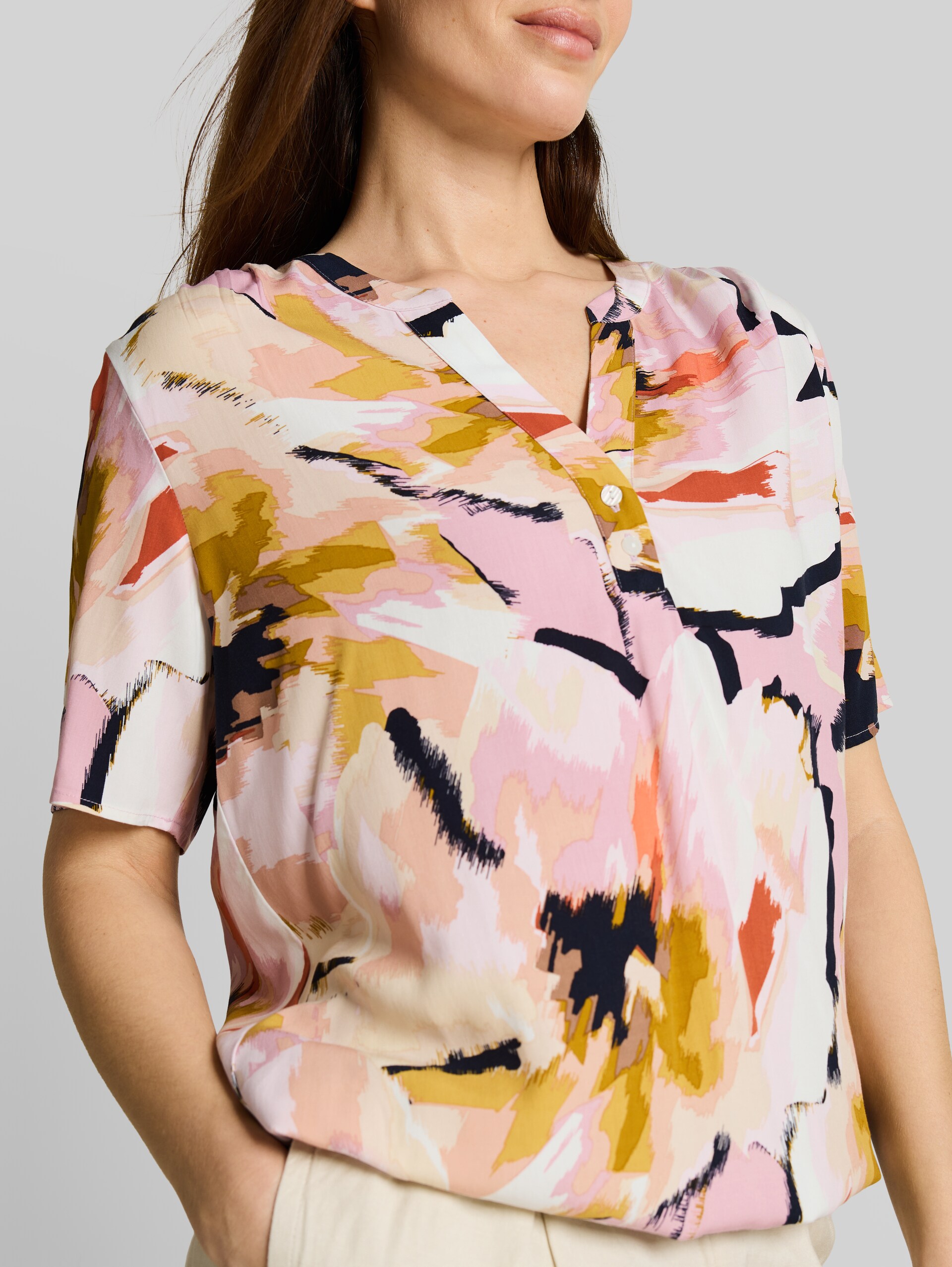 Patterned blouse - big abstract flower print - Detail model view