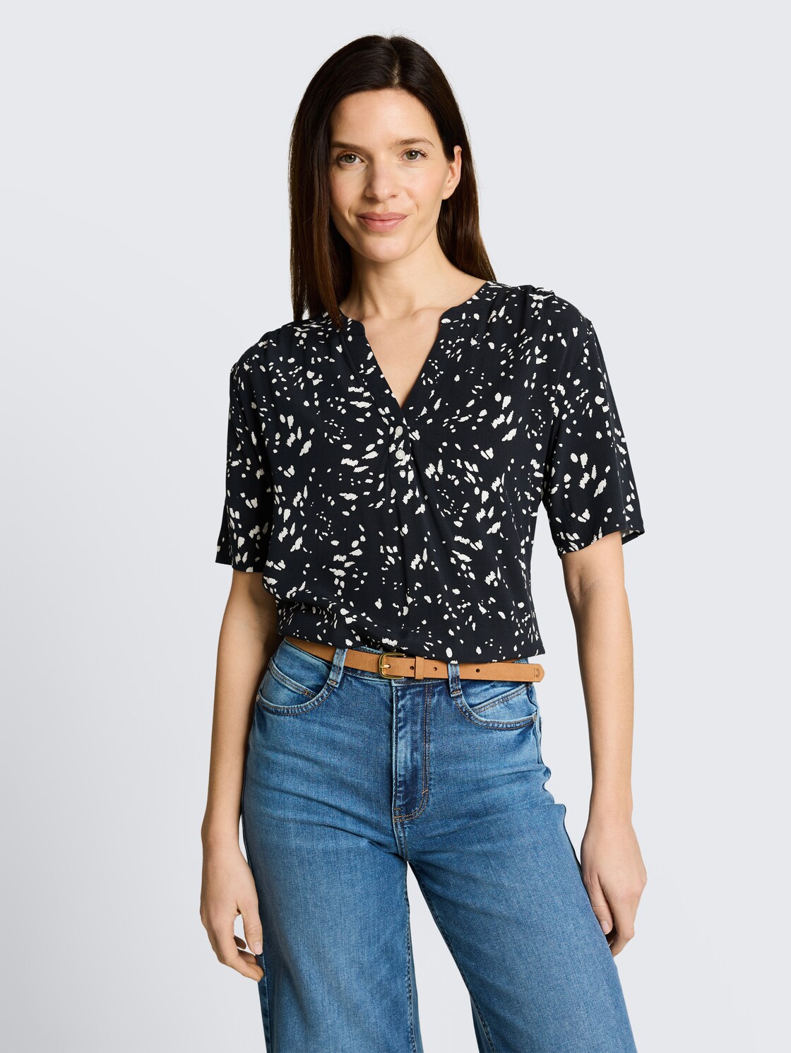 Bluse mit Muster - navy dot - Ausschnitt Model-Vorderansicht
