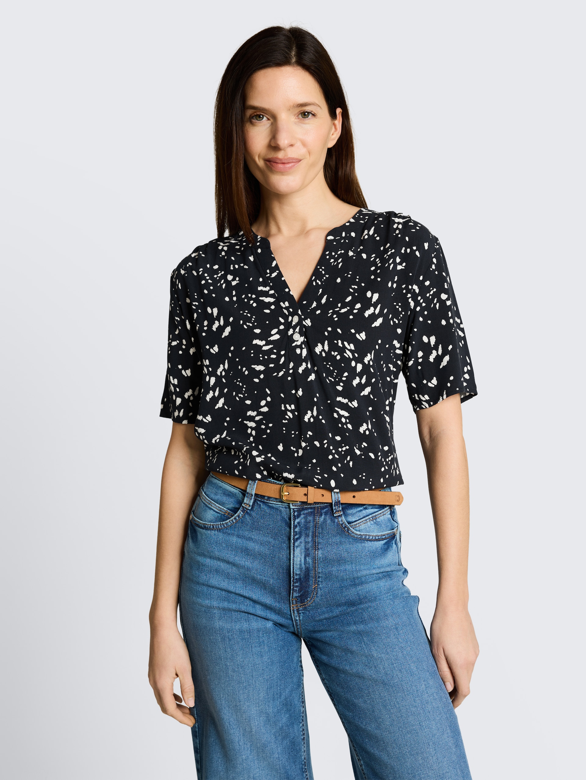 Bluse mit Muster - navy dot - Ausschnitt Model-Vorderansicht