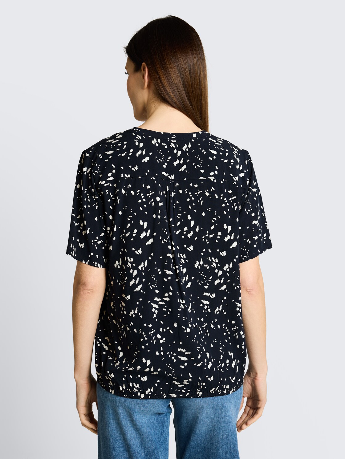 Bluse mit Muster - navy dot - Auschnitt Model-Rückansicht