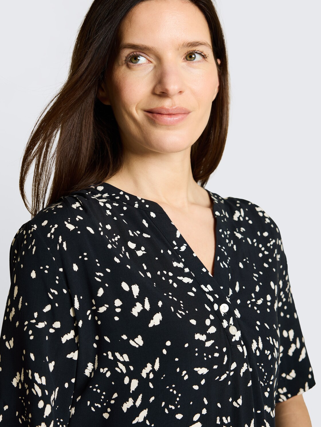 Bluse mit Muster - navy dot - Detail-Model-Ansicht
