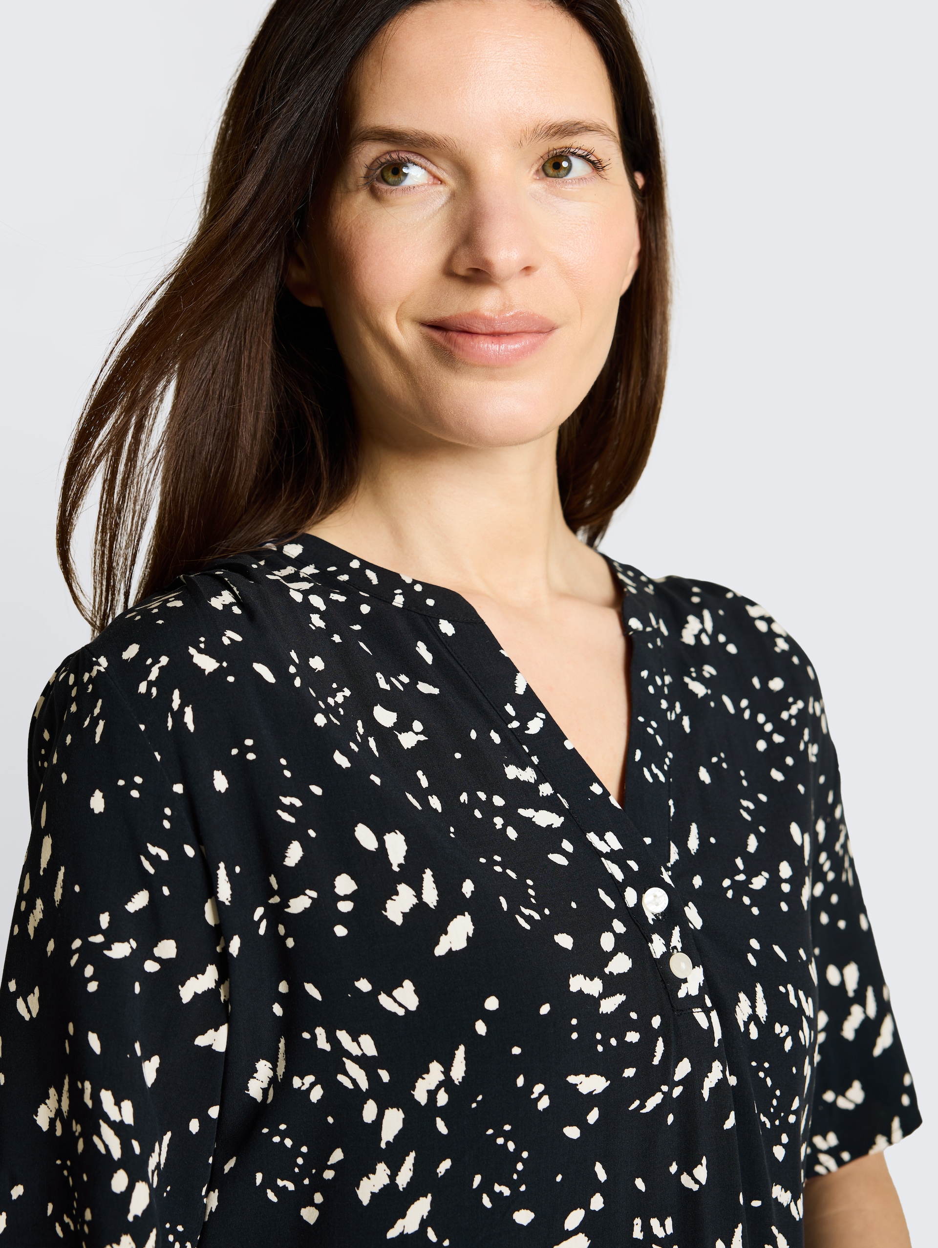 Bluse mit Muster - navy dot - Detail-Model-Ansicht