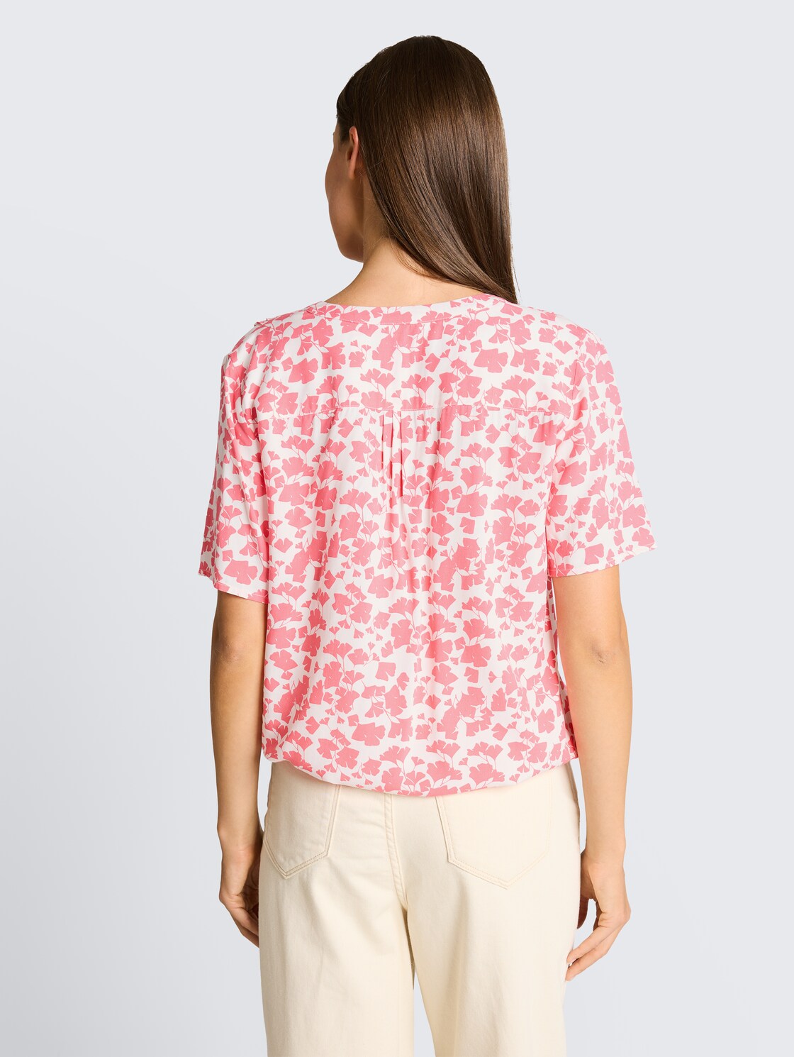 Bluse mit Muster - coral pink ginkgo minimal - Auschnitt Model-Rückansicht