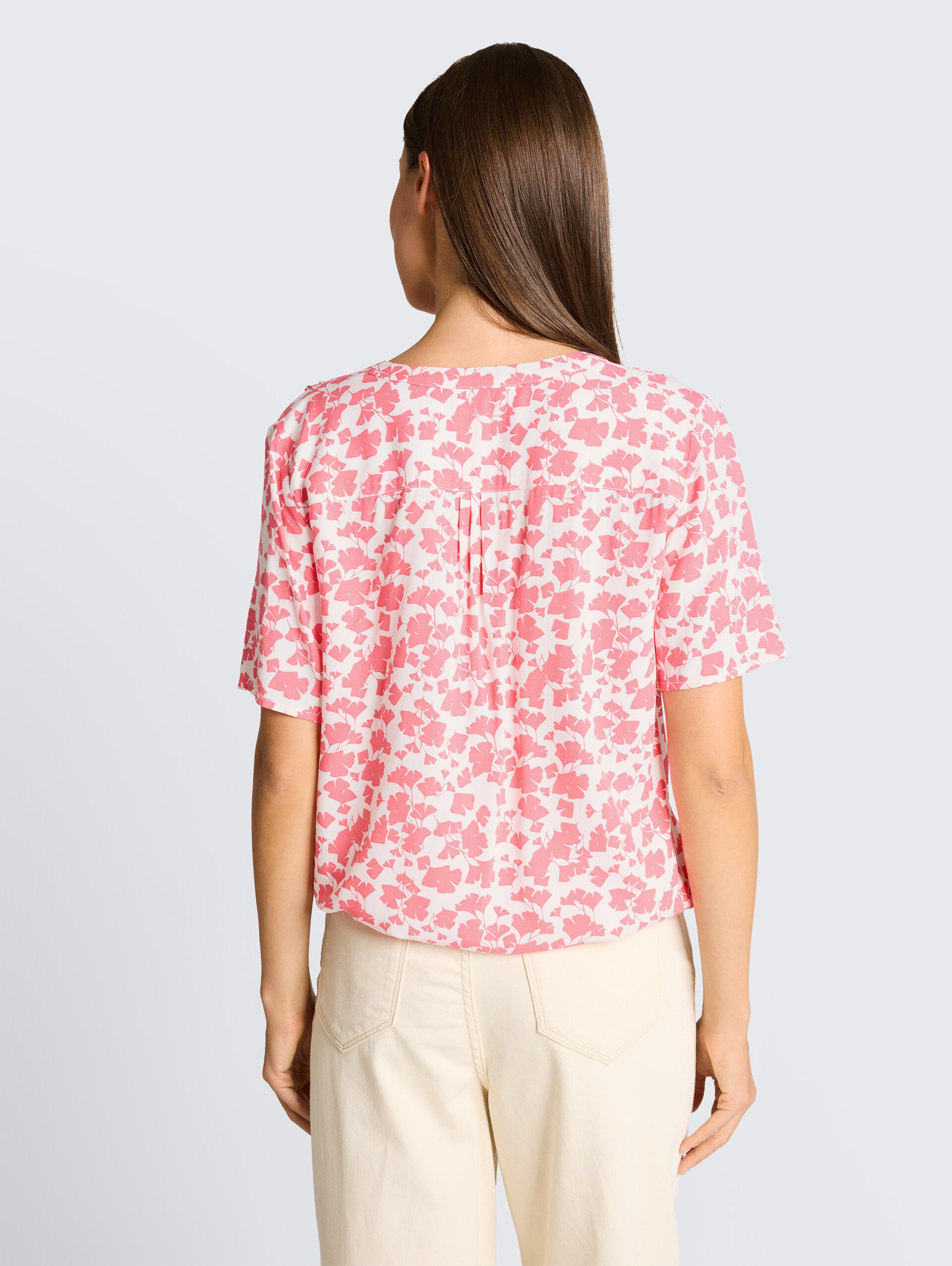 Patterned blouse - coral pink ginkgo minimal - Neckline model-back view