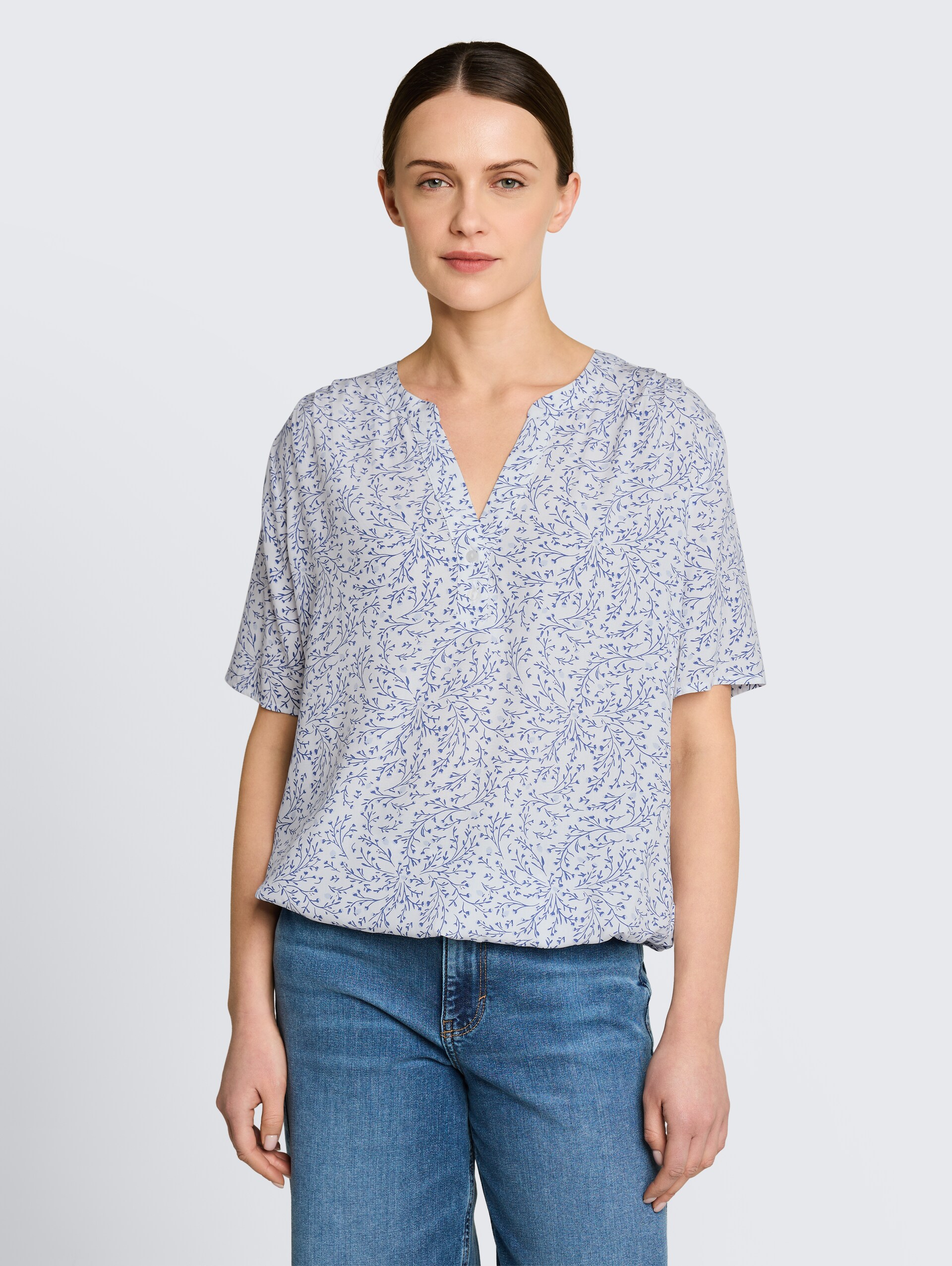 Blouse met patroon - white small leaves design - Nek model vooraanzicht