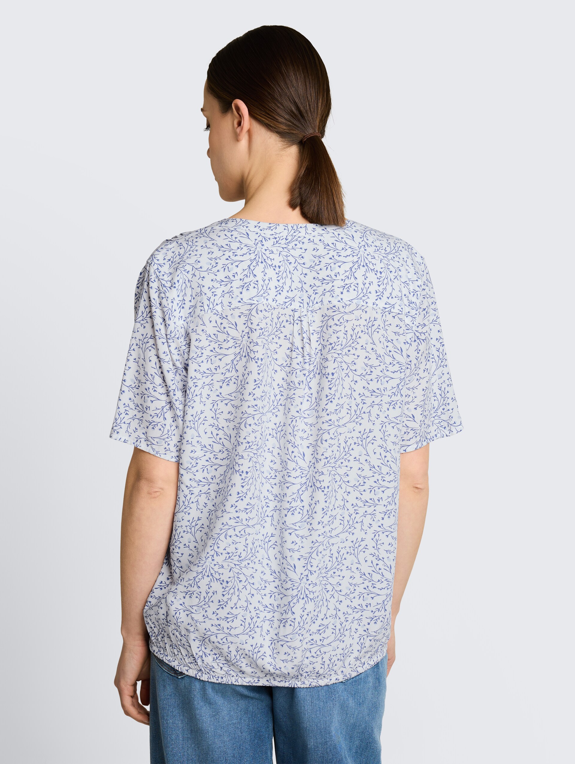 Blouse met patroon - white small leaves design - Neklijn model-achteraanzicht