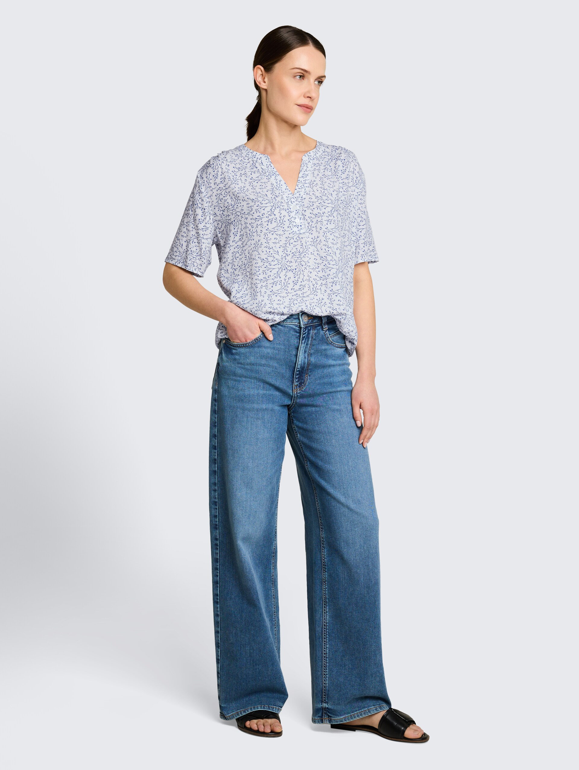 Blouse met patroon - white small leaves design - Model vooraanzicht