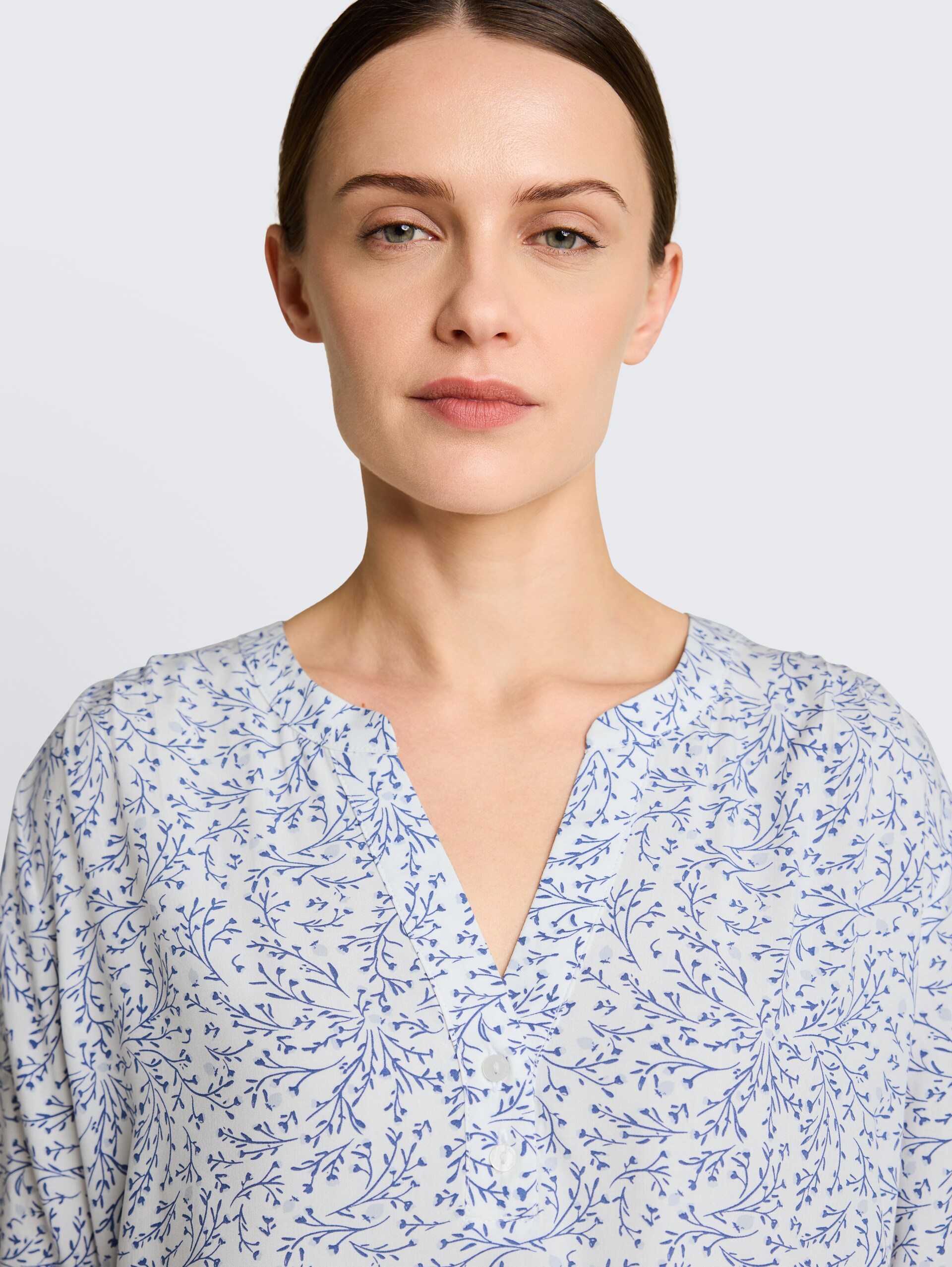 Blouse met patroon - white small leaves design - Detailaanzicht model