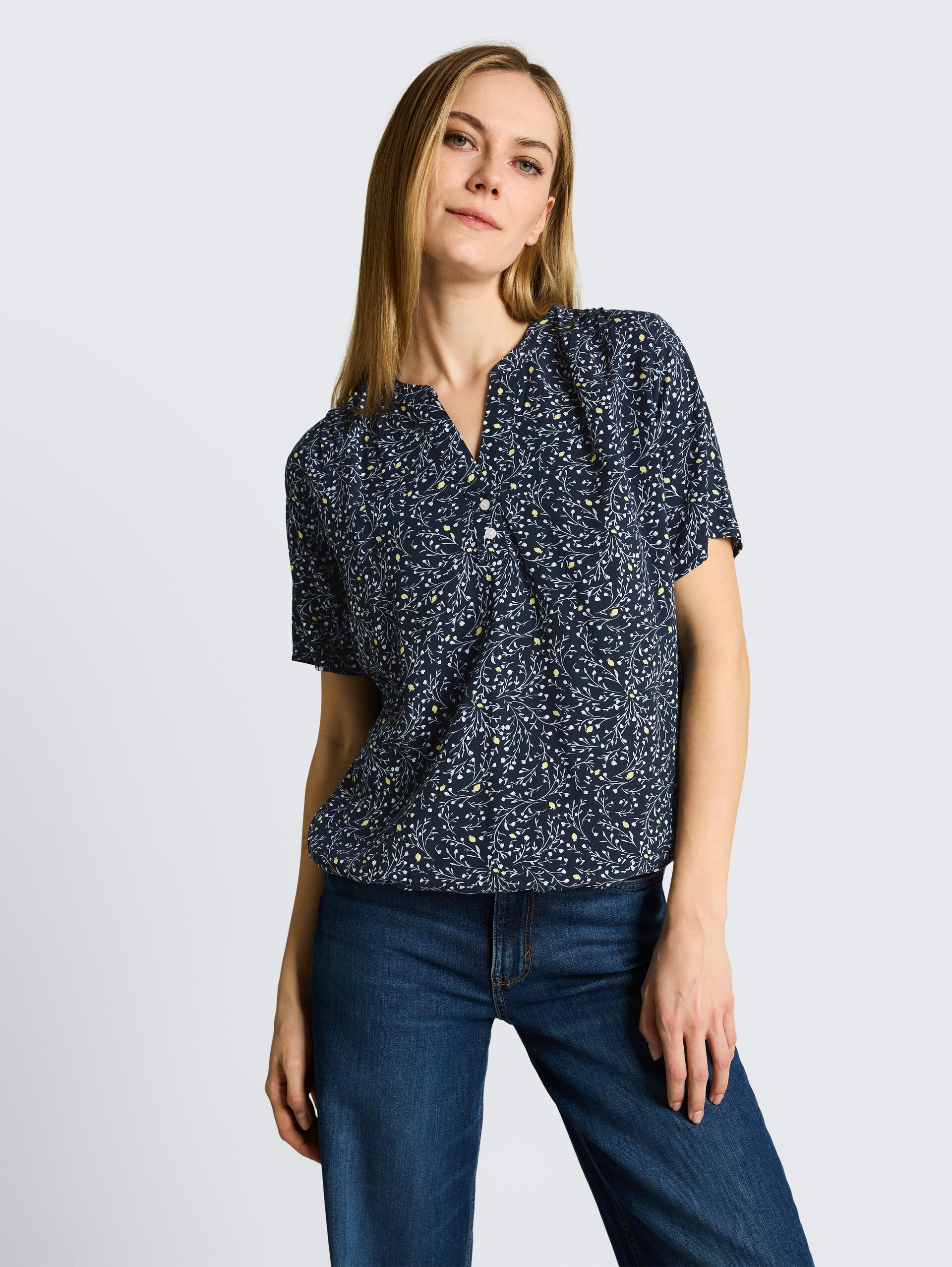 Blouse met patroon - navy small leaves design - Nek model vooraanzicht