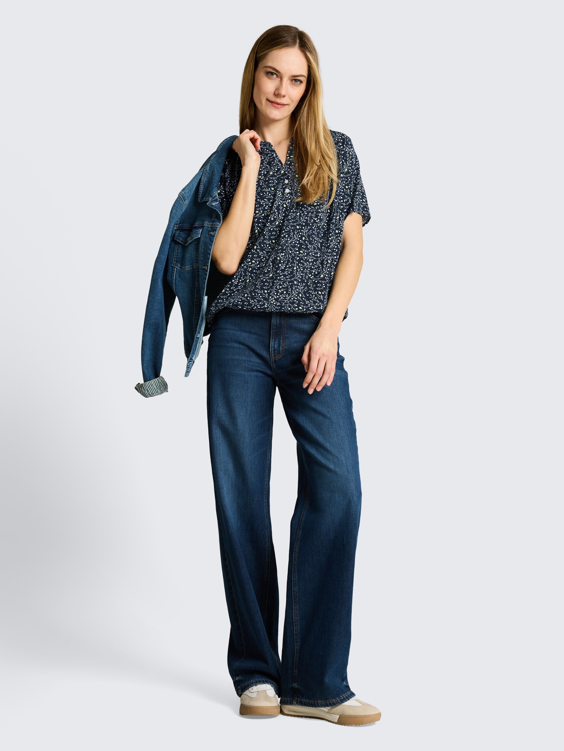 Blouse met patroon - navy small leaves design - Model vooraanzicht
