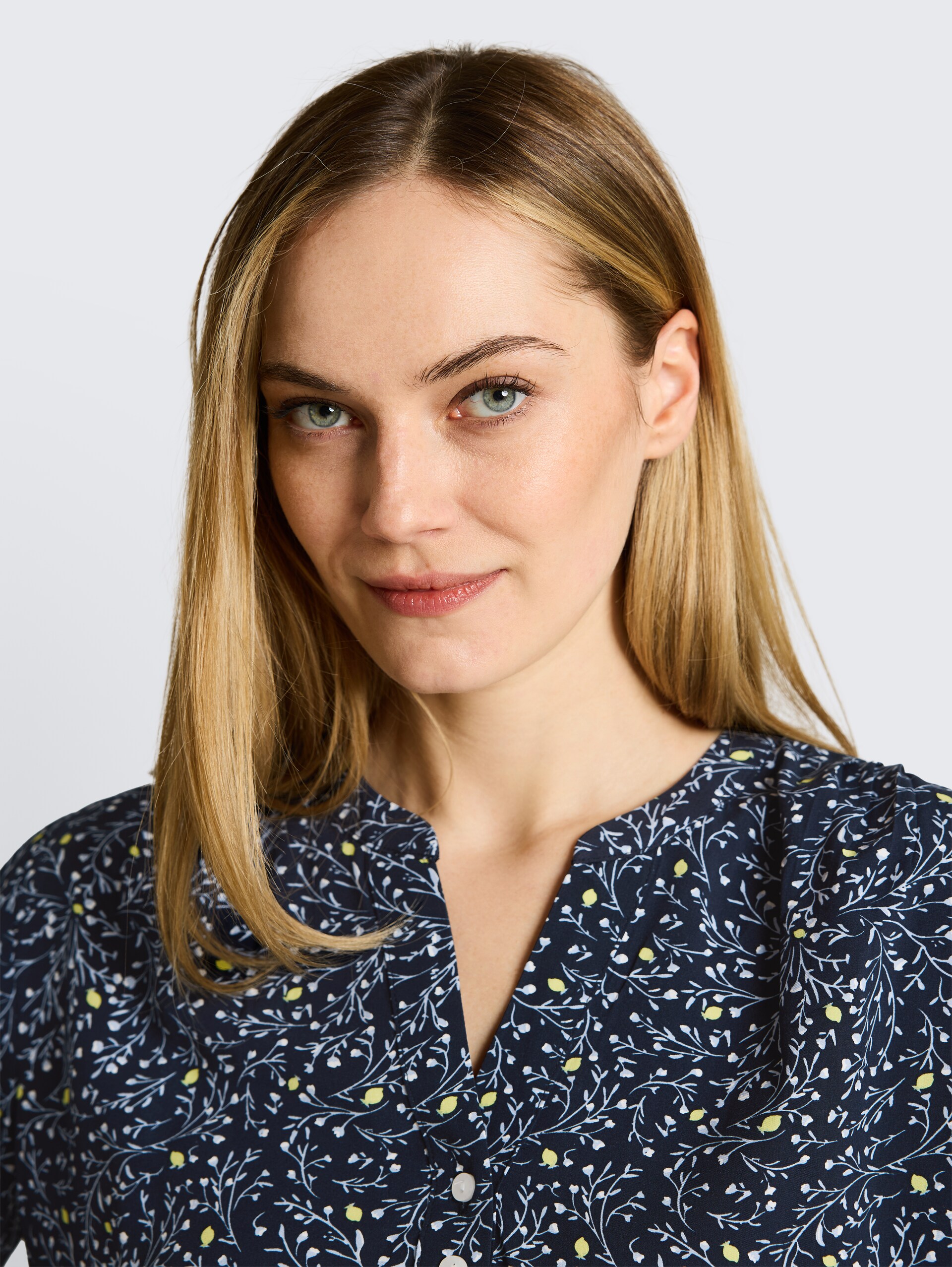 Blouse met patroon - navy small leaves design - Detailaanzicht model