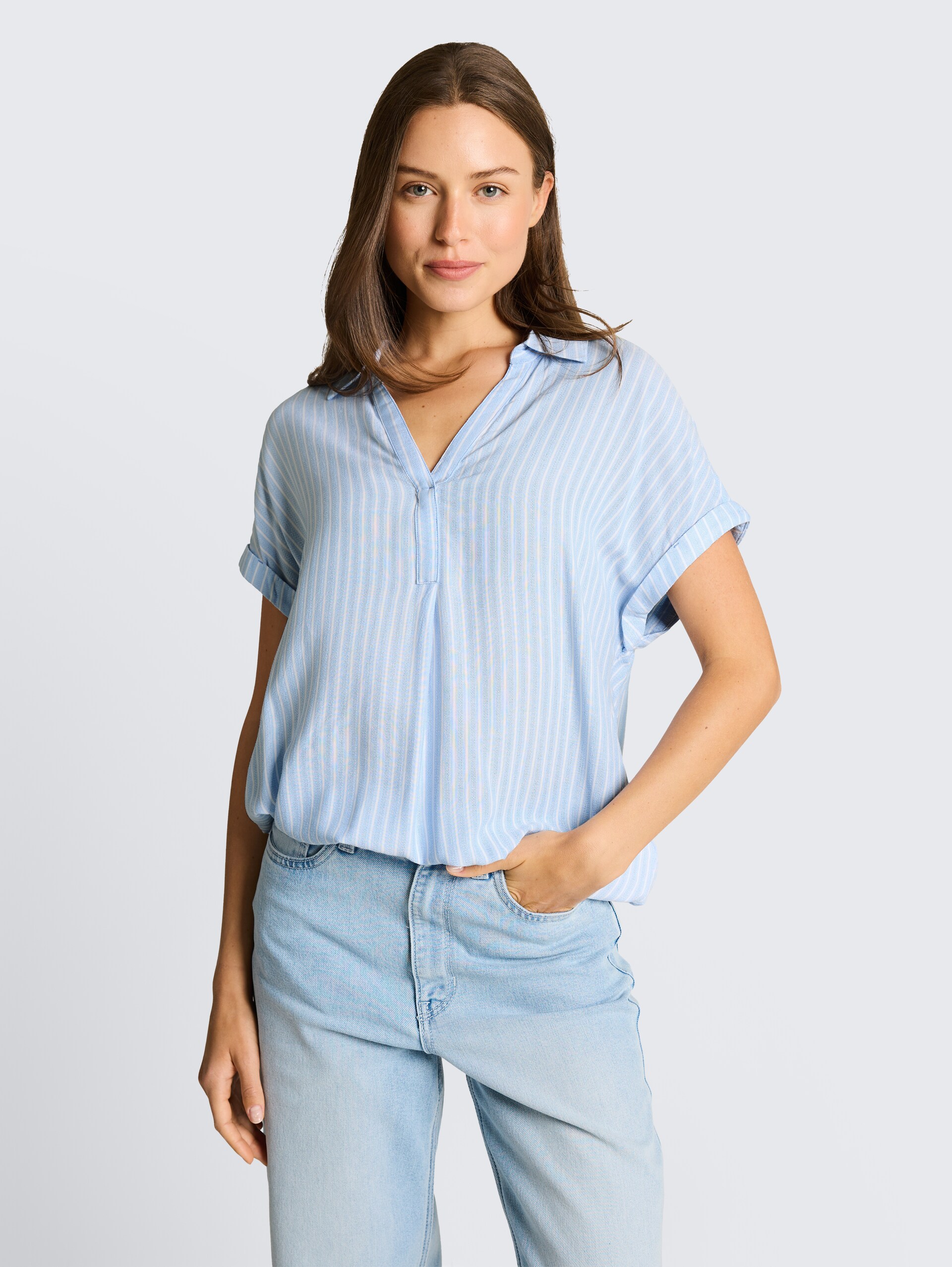 Loose Fit Bluse mit Streifenmuster - blue white stripe - Ausschnitt Model-Vorderansicht