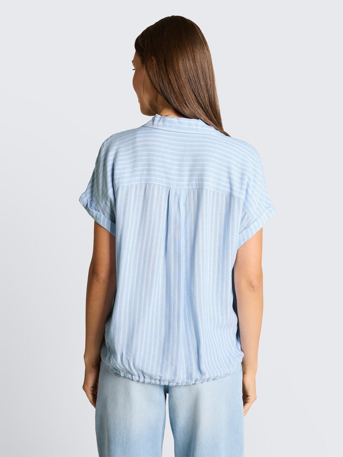 Loose Fit Bluse mit Streifenmuster - blue white stripe - Auschnitt Model-Rückansicht