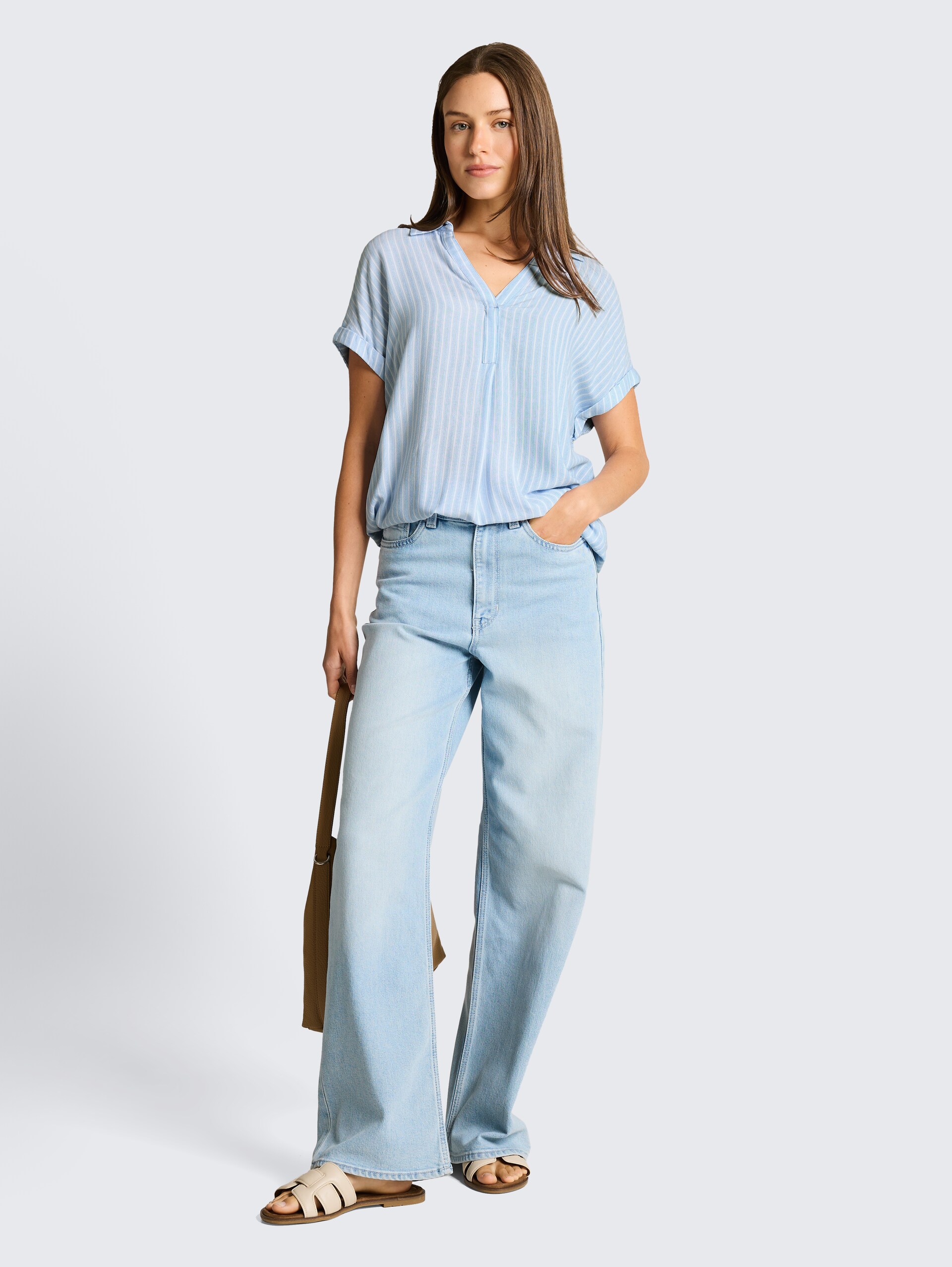 Loose Fit Bluse mit Streifenmuster - blue white stripe - Model-Vorderansicht