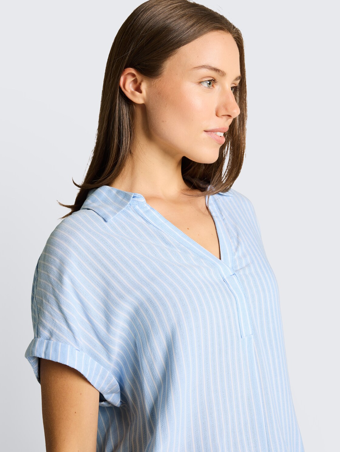 Loose Fit Bluse mit Streifenmuster - blue white stripe - Detail-Model-Ansicht