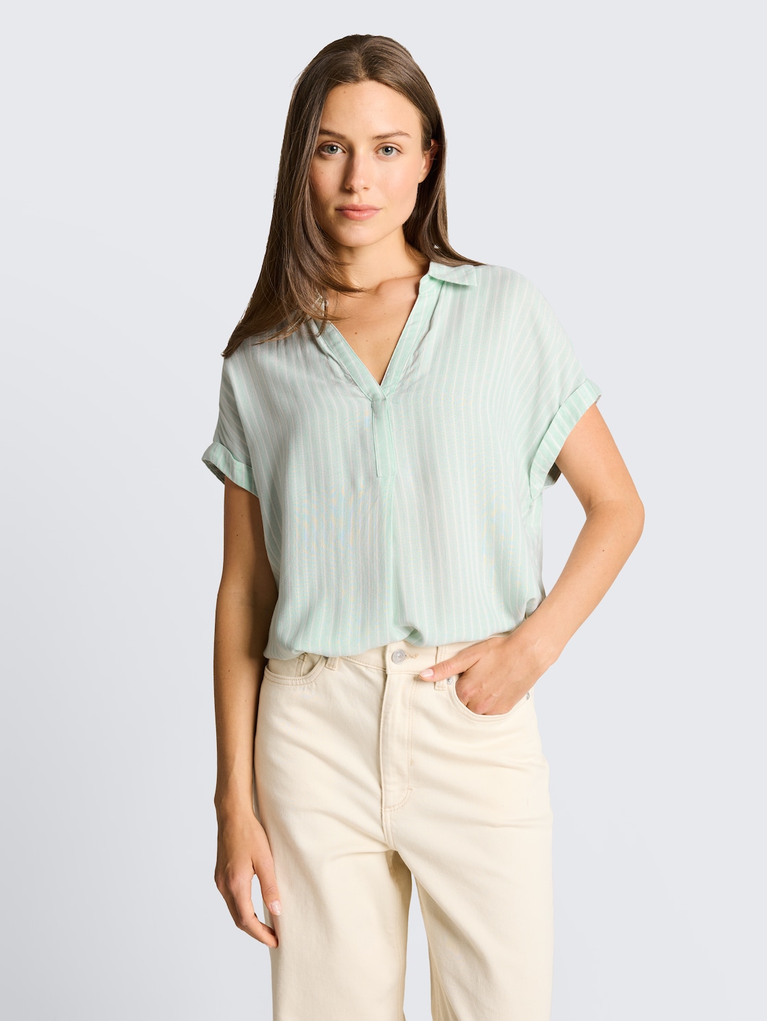 Loose Fit Bluse mit Streifenmuster - blue haze white stripe - Ausschnitt Model-Vorderansicht