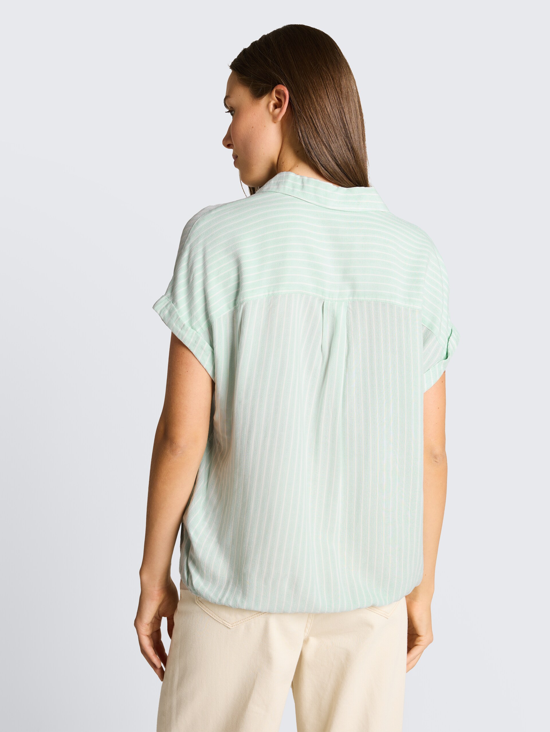 Loose Fit Bluse mit Streifenmuster - blue haze white stripe - Auschnitt Model-Rückansicht